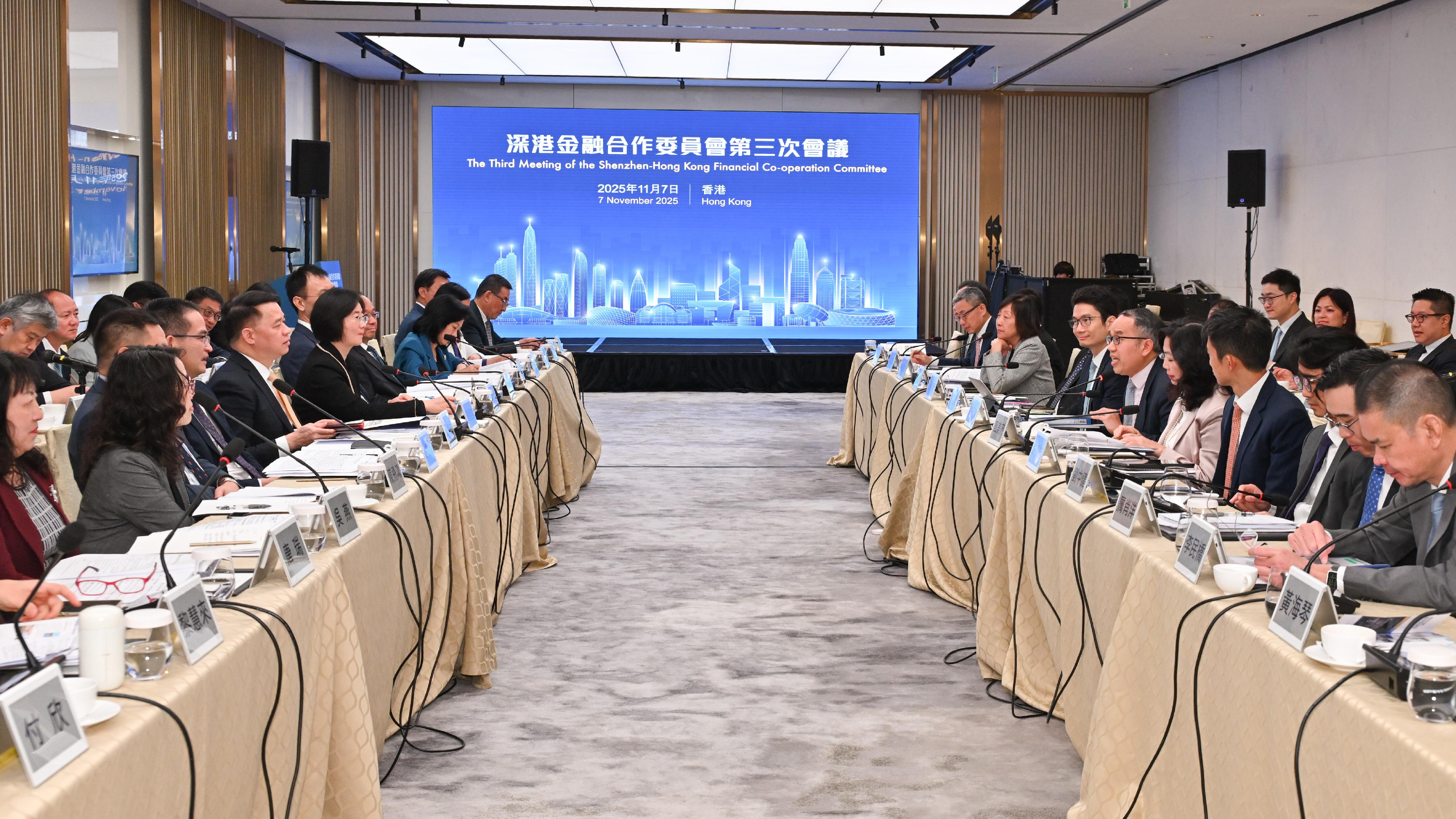 The Shenzhen-Hong Kong Financial Co-operation Committee convened its third meeting in Hong Kong today (November 7) under the co-chairmanship of the Secretary for Financial Services and the Treasury, Mr Christopher Hui, and the Vice-Mayor of the Shenzhen Municipal People's Government and Director General of the Office of the Financial Affairs Committee of the CPC Shenzhen Municipal Committee, Mr Luo Huanghao. Photo shows the representatives of government bodies, financial regulators, exchanges and non-official members of Shenzhen and Hong Kong discussing the latest developments in the financial markets and financial co-operation initiatives of the two places.