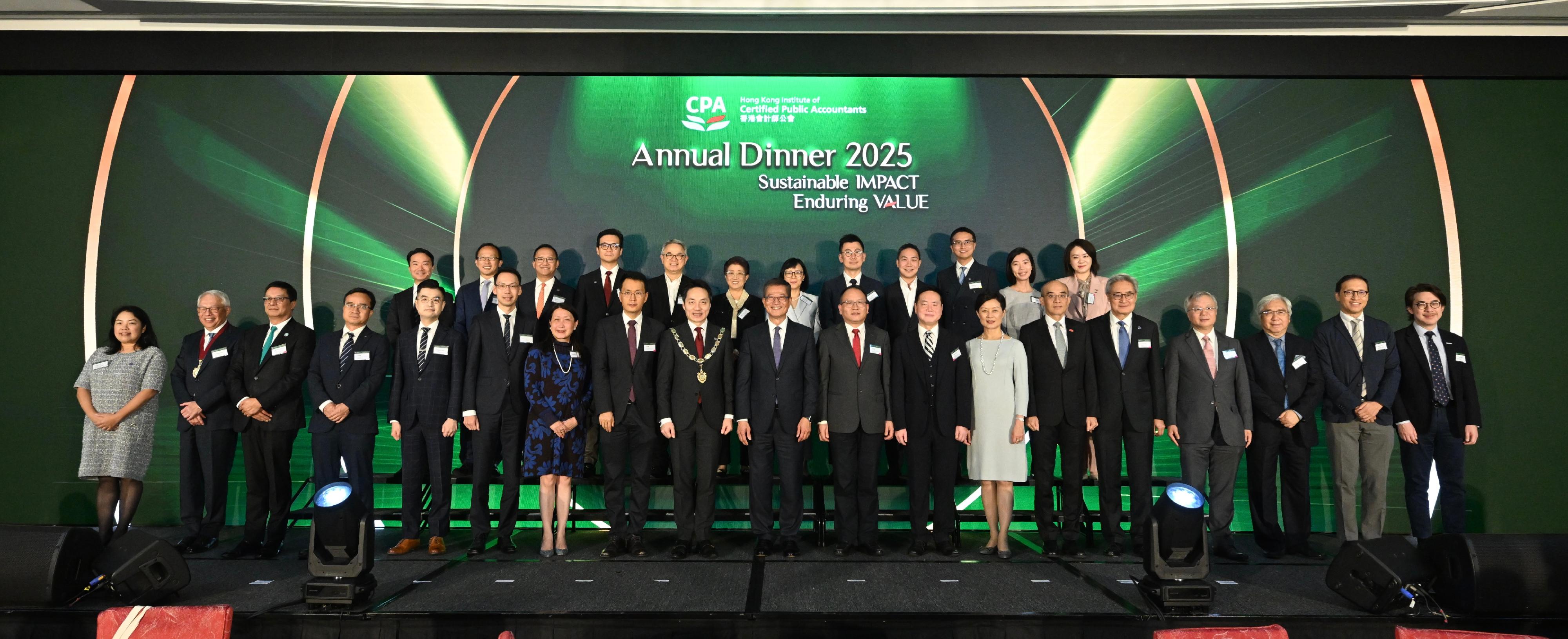 The Financial Secretary, Mr Paul Chan, attended the Hong Kong Institute of Certified Public Accountants Annual Dinner today (November 7). Photo shows Mr Chan (front row, centre); the Director-General of the Department of Administration and Finance of the Liaison Office of the Central People's Government in the Hong Kong Special Administrative Region, Mr Hu Zhongyong (front row, ninth right); the President of the Hong Kong Institute of Certified Public Accountants, Mr Edward Au (front row, ninth left), and other guests at the event.