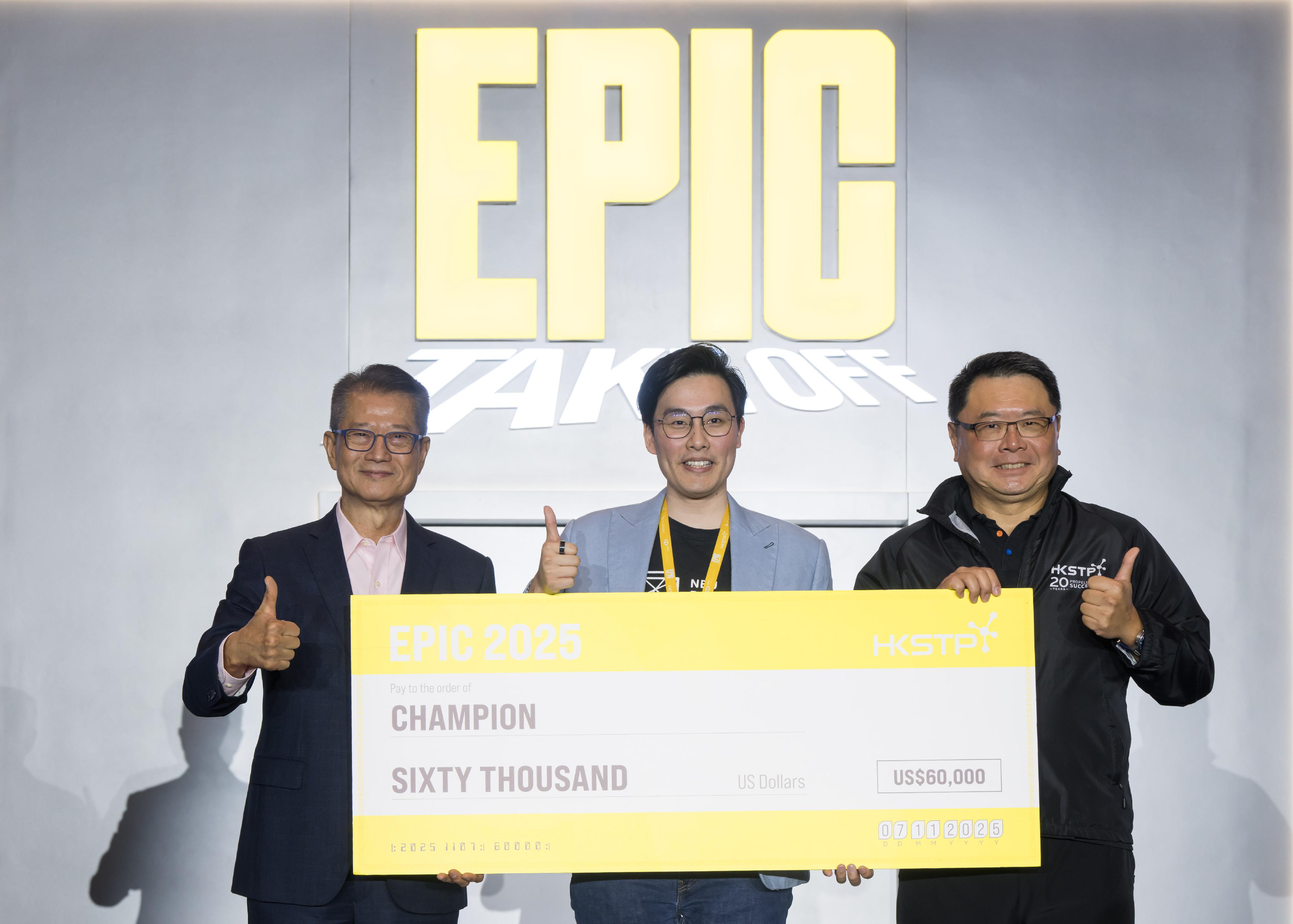 The Financial Secretary, Mr Paul Chan, attended the Elevator Pitch International Competition 2025 today (November 7). Photo shows Mr Chan (left), the Chairman of the Hong Kong Science and Technology Parks Corporation, Dr Sunny Chai (right), and the winner of the competition.