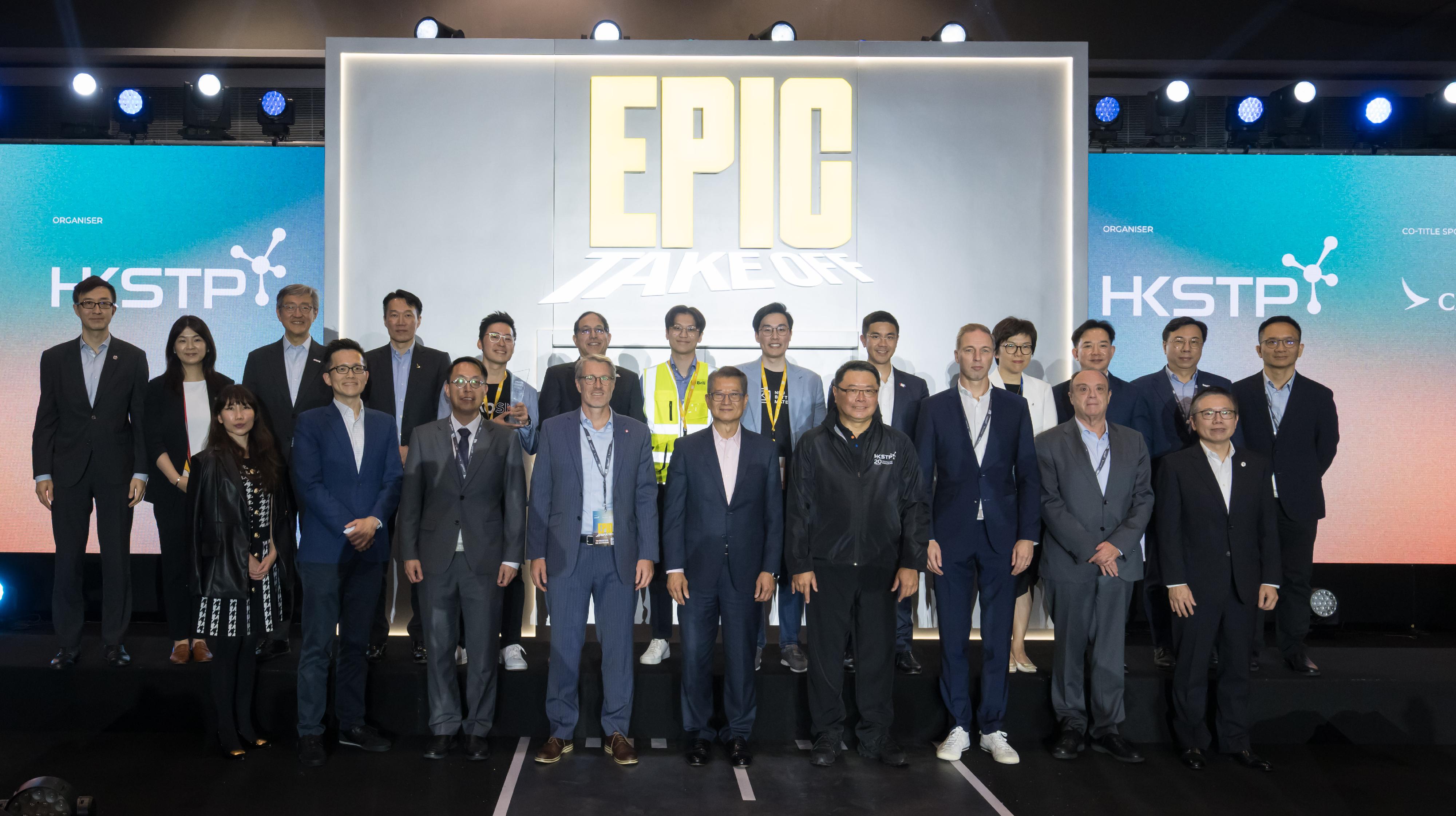 The Financial Secretary, Mr Paul Chan, attended the Elevator Pitch International Competition 2025 today (November 7). Photo shows Mr Chan (front row, centre); the Chairman of the Hong Kong Science and Technology Parks Corporation, Dr Sunny Chai (front row, fourth right), and other guests and participants at the competition.