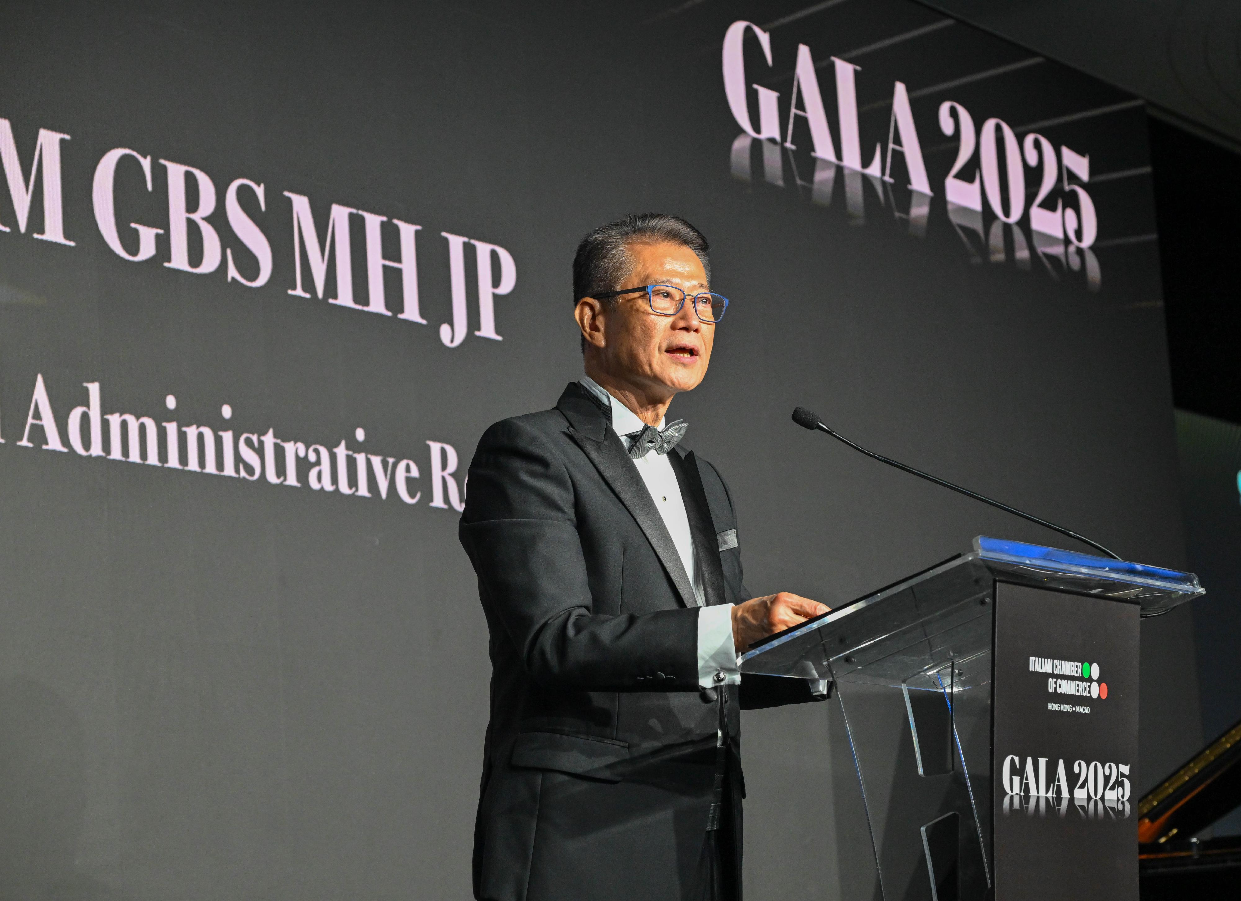The Financial Secretary, Mr Paul Chan, speaks at the Gala Dinner of the Italian Chamber of Commerce in Hong Kong and Macao today (November 7).