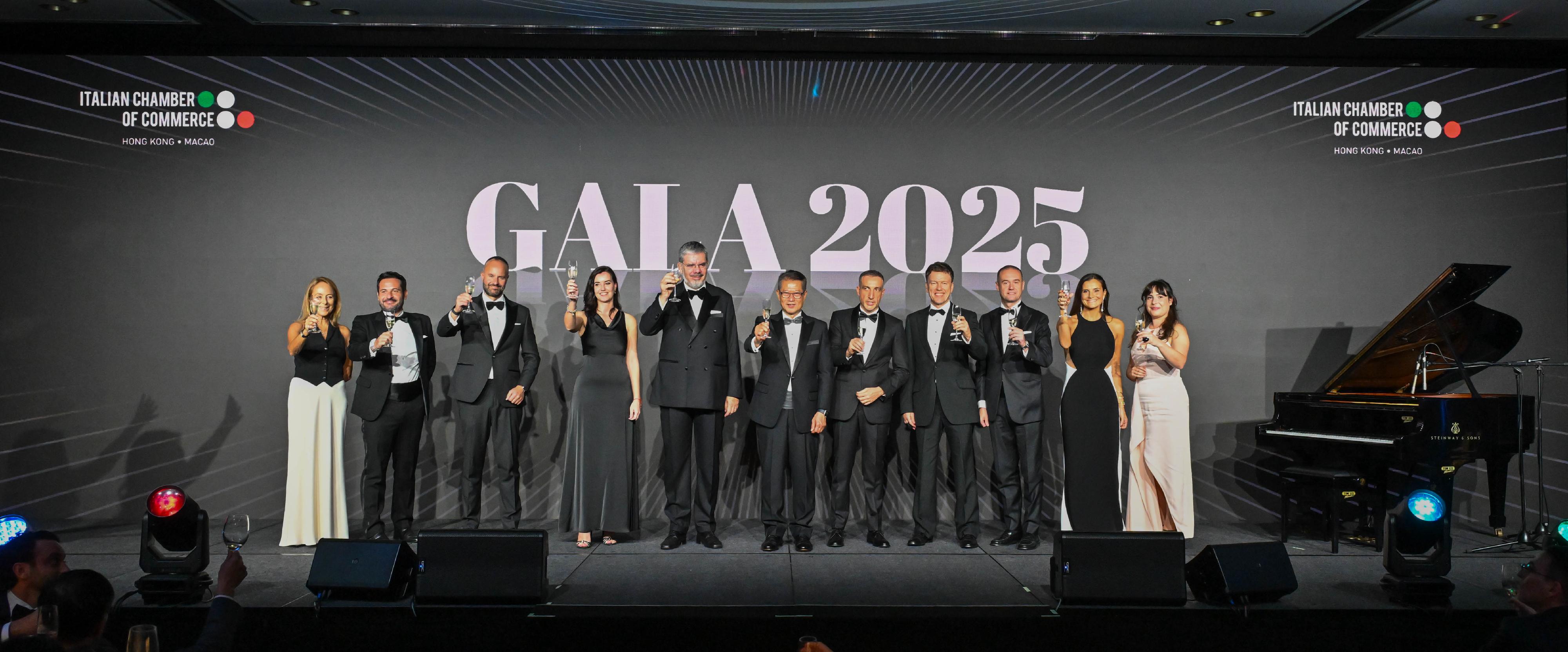 The Financial Secretary, Mr Paul Chan, attended the Gala Dinner of the Italian Chamber of Commerce in Hong Kong and Macao today (November 7). Photo shows Mr Chan (centre); the Ambassador of Italy to China, Mr Massimo Ambrosetti (fifth left); the Consul General of Italy to Hong Kong and Macao, Mr Carmelo Ficarra (fifth right); the Head of the European Union Office to Hong Kong and Macao, Mr Harvey Rouse (fourth right); the President of the Italian Chamber of Commerce in Hong Kong and Macao, Mr Davide De Rosa (third left), and other guests.