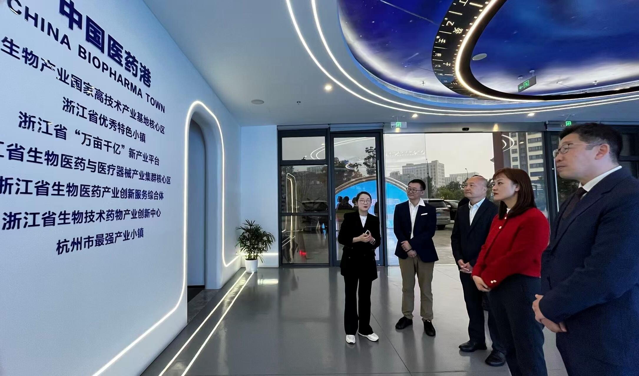 創新科技及工業局副局長張曼莉與副數字政策專員(數字基建)張宜偉十一月六日到訪杭州醫藥港,了解園區在生物製藥、醫療器械、生命醫學工程、醫療大數據等領域的研發布局、產品管線與產業化規劃。圖示張曼莉(右二)和張宜偉(右一)聽取杭州醫藥港代表的介紹。