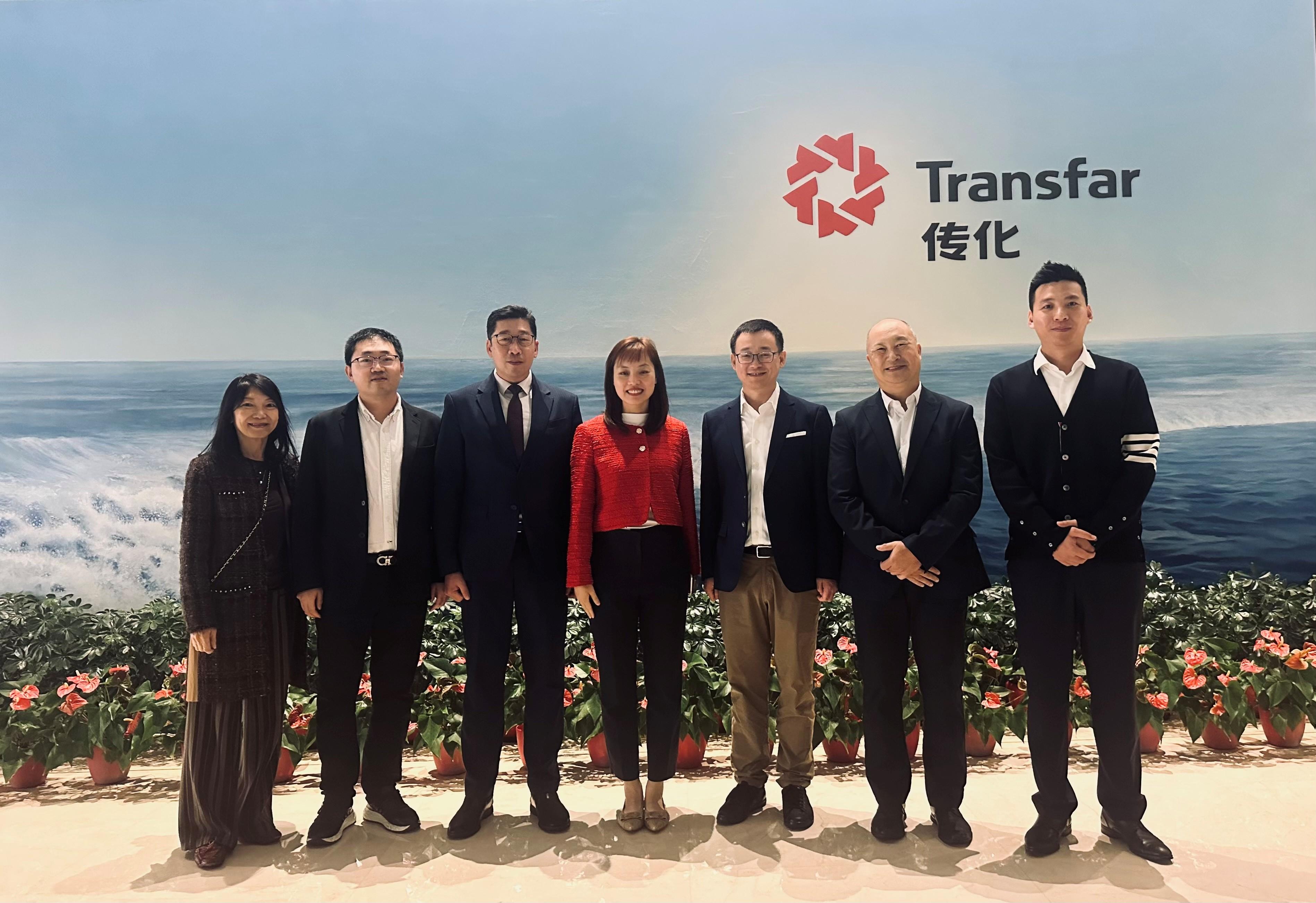 創新科技及工業局副局長張曼莉(中)與副數字政策專員(數字基建)張宜偉(左三)十一月六日到訪傳化集團總部,並與集團管理層會面,了解其科技園區國際化的布局和規劃管理。