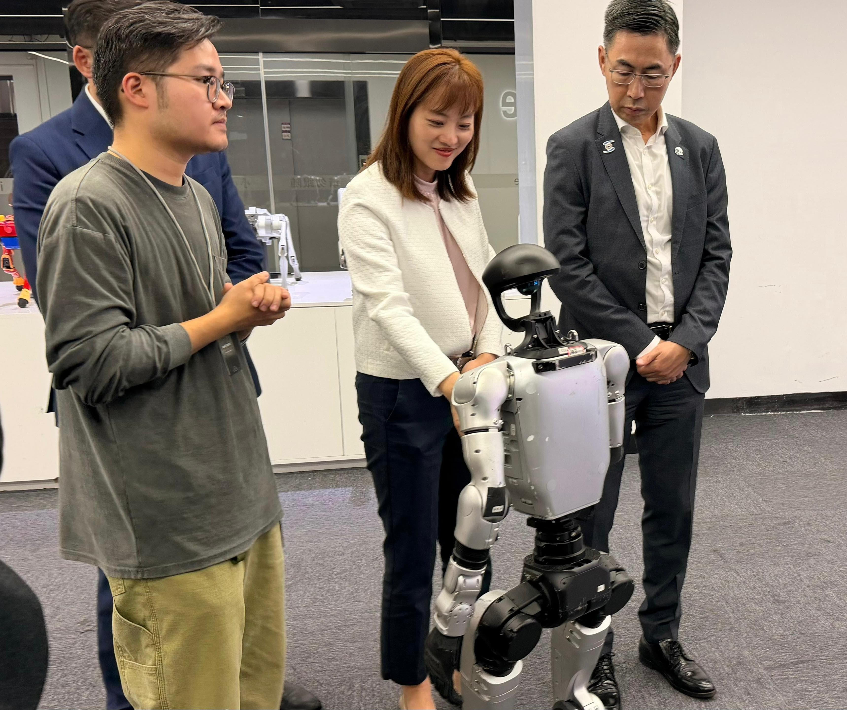 創新科技及工業局副局長張曼莉(中)昨日(十一月七日)到訪「杭州六小龍」的杭州宇樹科技有限公司。