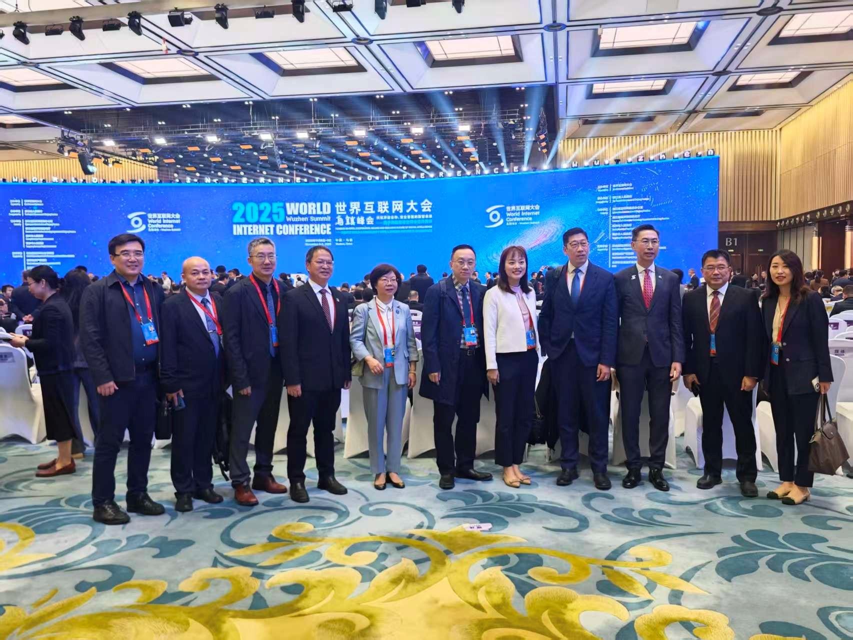 The Under Secretary for Innovation, Technology and Industry, Ms Lillian Cheong (fifth right), and the Deputy Commissioner (Digital Infrastructure), Mr Daniel Cheung (fourth right), attended the opening ceremony and plenary session of the 2025 World Internet Conference Wuzhen Summit yesterday (November 7).