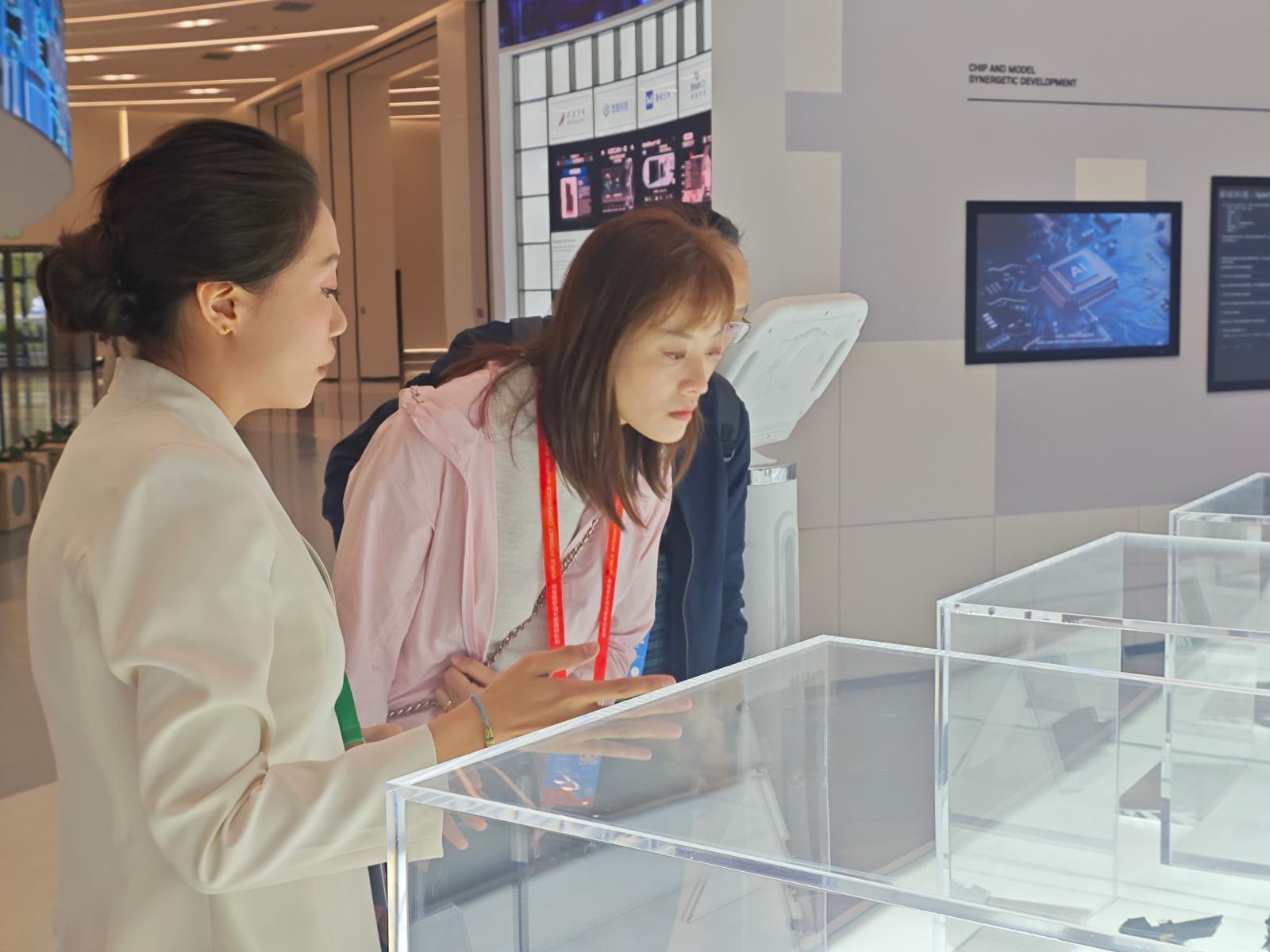 The Under Secretary for Innovation, Technology and Industry, Ms Lillian Cheong (right), visited the World Internet Science and Technology Museum in Wuzhen today (November 8) to learn about the latest developments in technology in Hangzhou.