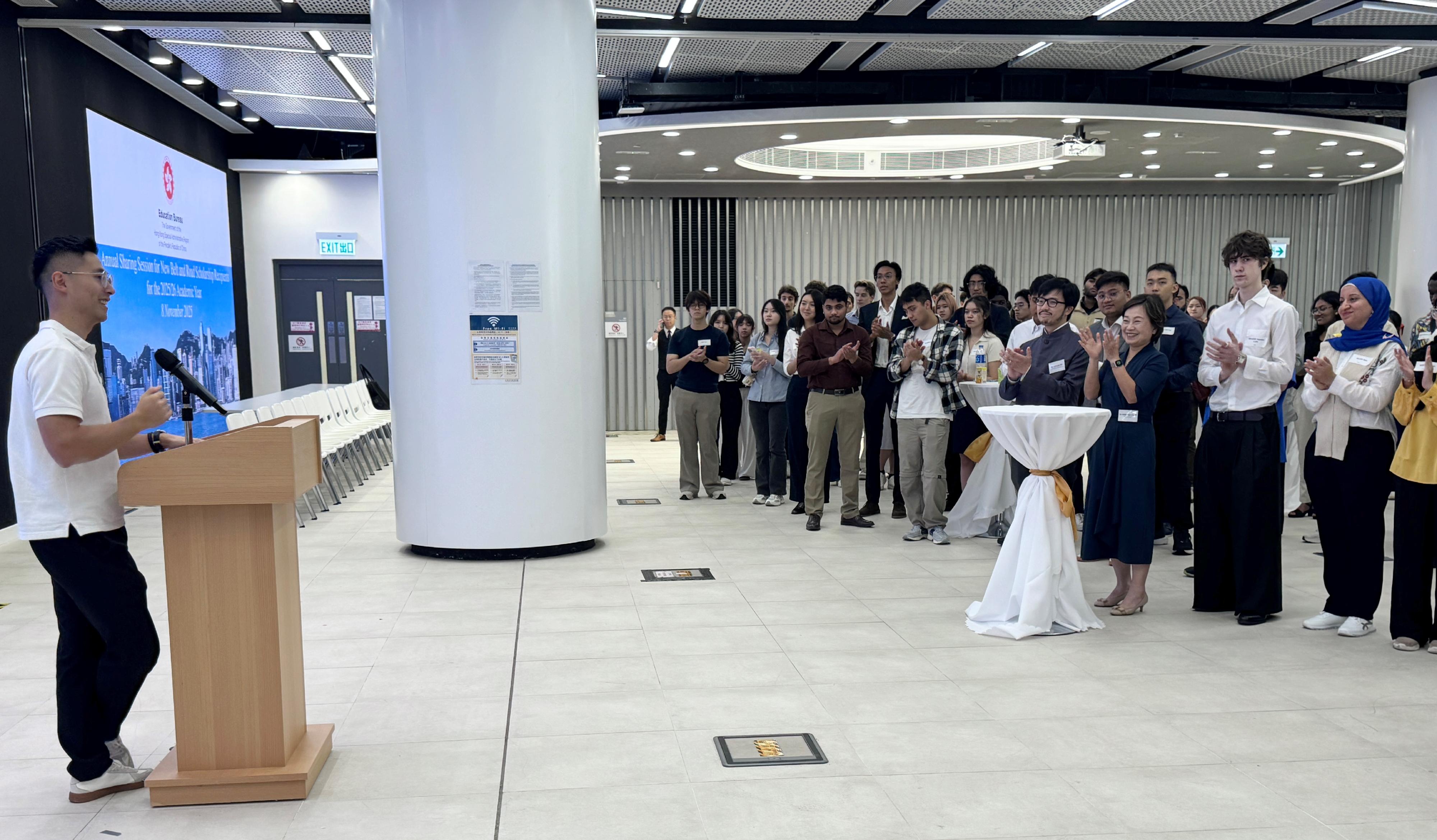 The annual sharing session for new Belt and Road Scholarship recipients was held today (November 8). Photo shows an awardee who has graduated sharing his experiences of staying in Hong Kong for development after graduation.