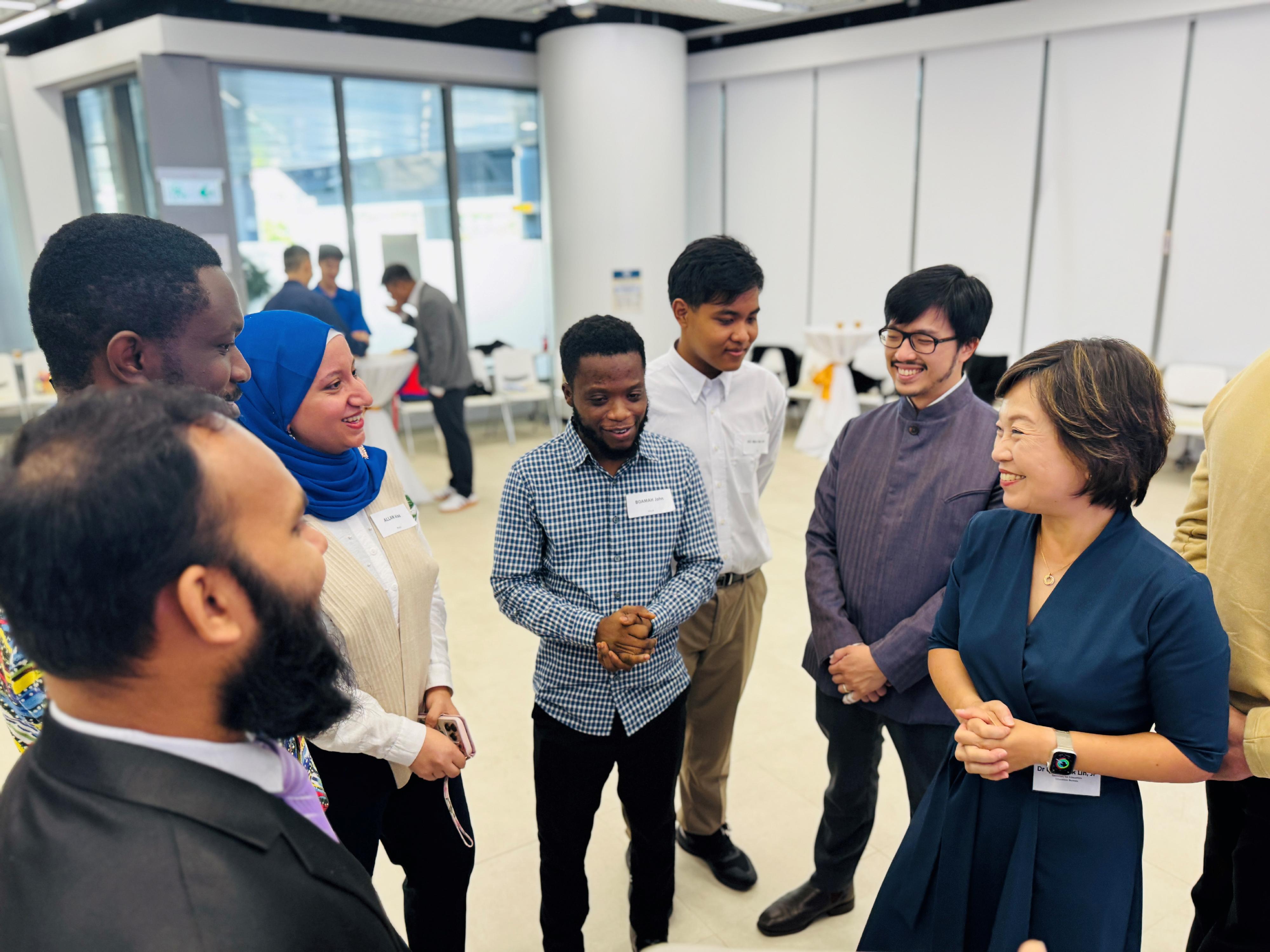 The annual sharing session for new Belt and Road Scholarship recipients was held today (November 8). Photo shows the Secretary for Education, Dr Choi Yuk-lin (first right), and the Commissioner for Belt and Road, Mr Nicholas Ho (second right), chatting with attendees to learn more about their study life in Hong Kong.