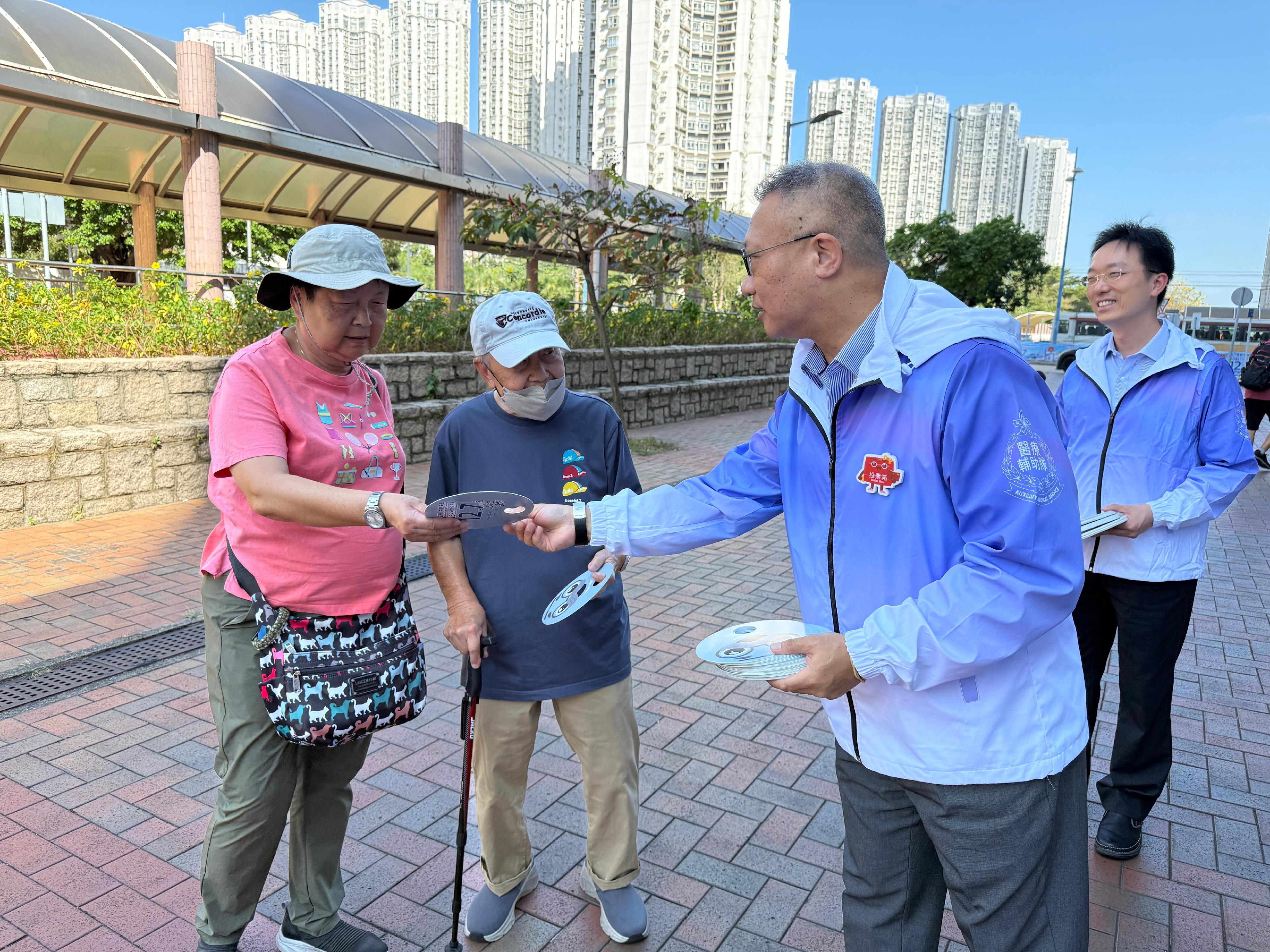 保安局今日(十一月八日)舉行「投入選舉 共創未來」保安局及紀律部隊誓師大會,動員轄下部隊、相關組織和合作夥伴全力支持二○二五年立法會換屆選舉,合力推廣選舉信息,推動成員或相關員工,以致社會各界,履行公民責任,踴躍投票。圖示醫療輔助隊總參事黃英強今日(十一月八日)在天水圍的宣傳街站,向市民派發宣傳單張,呼籲市民於十二月七日投票日踴躍投票。