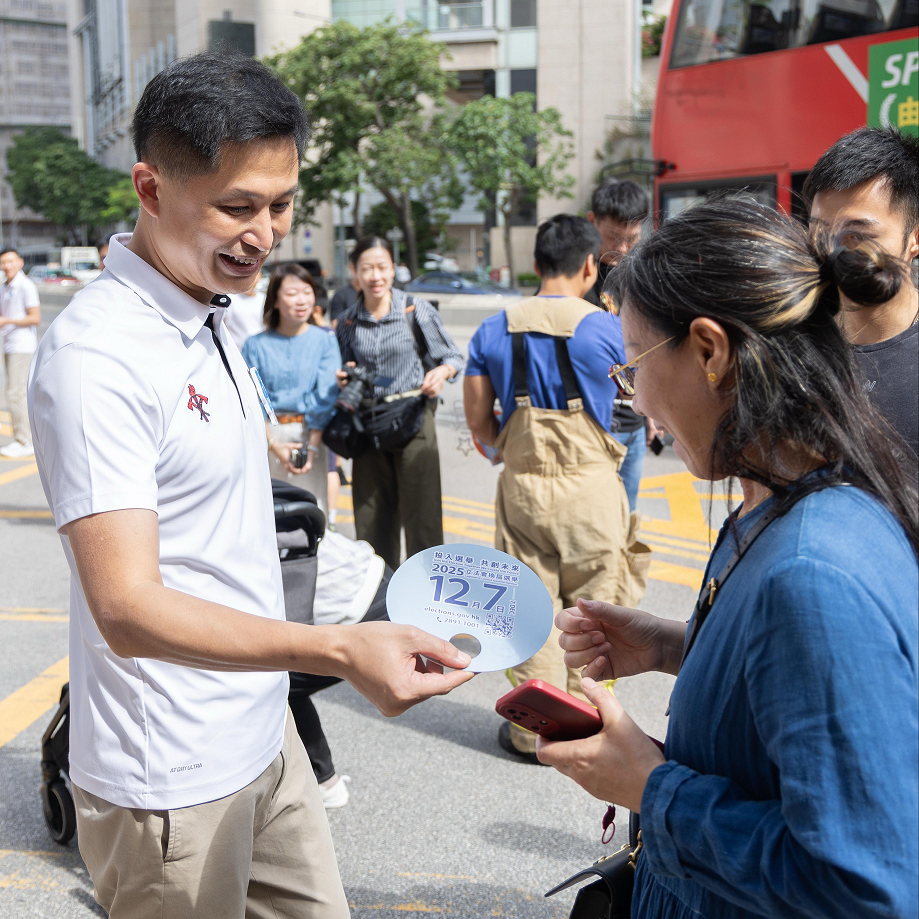 保安局今日(十一月八日)舉行「投入選舉 共創未來」保安局及紀律部隊誓師大會,動員轄下部隊、相關組織和合作夥伴全力支持二○二五年立法會換屆選舉。圖示消防處處長楊恩健(左)在尖沙咀消防局外向市民派發宣傳單張,呼籲市民於十二月七日投票日踴躍投票。