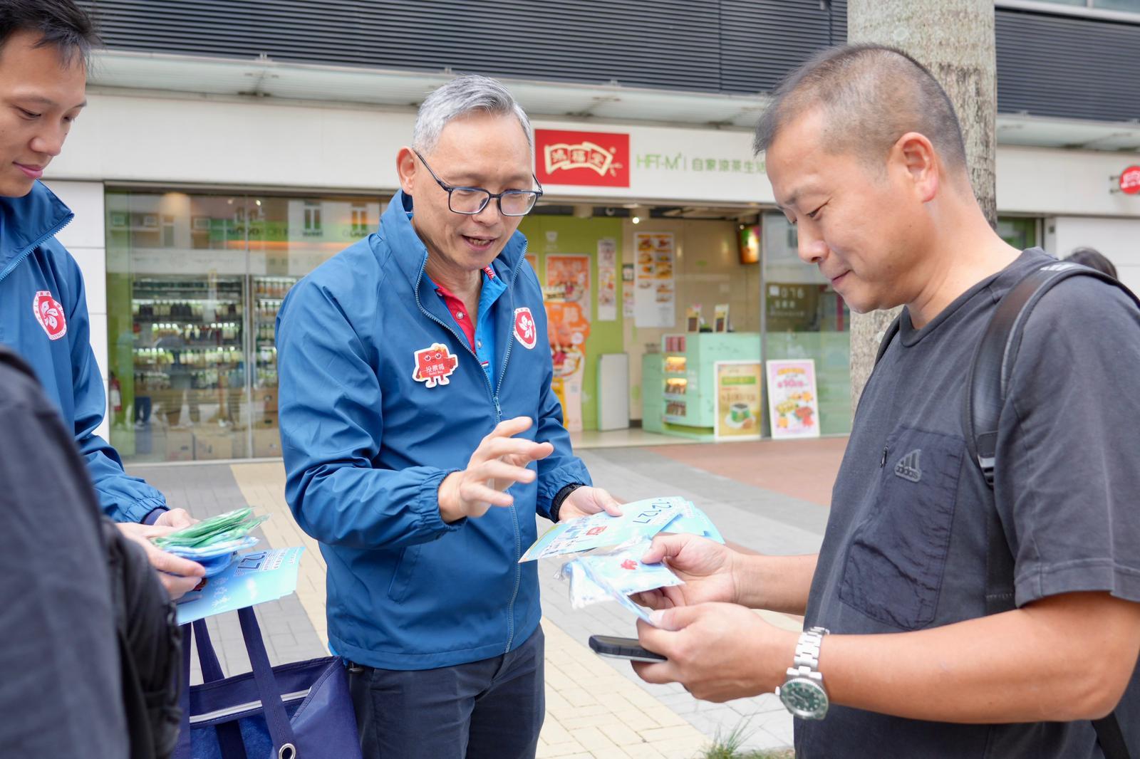 保安局今日(十一月八日)舉行「投入選舉 共創未來」保安局及紀律部隊誓師大會,動員轄下部隊、相關組織和合作夥伴全力支持二○二五年立法會換屆選舉。圖示保安局副局長卓孝業在大圍派發選舉宣傳單張。