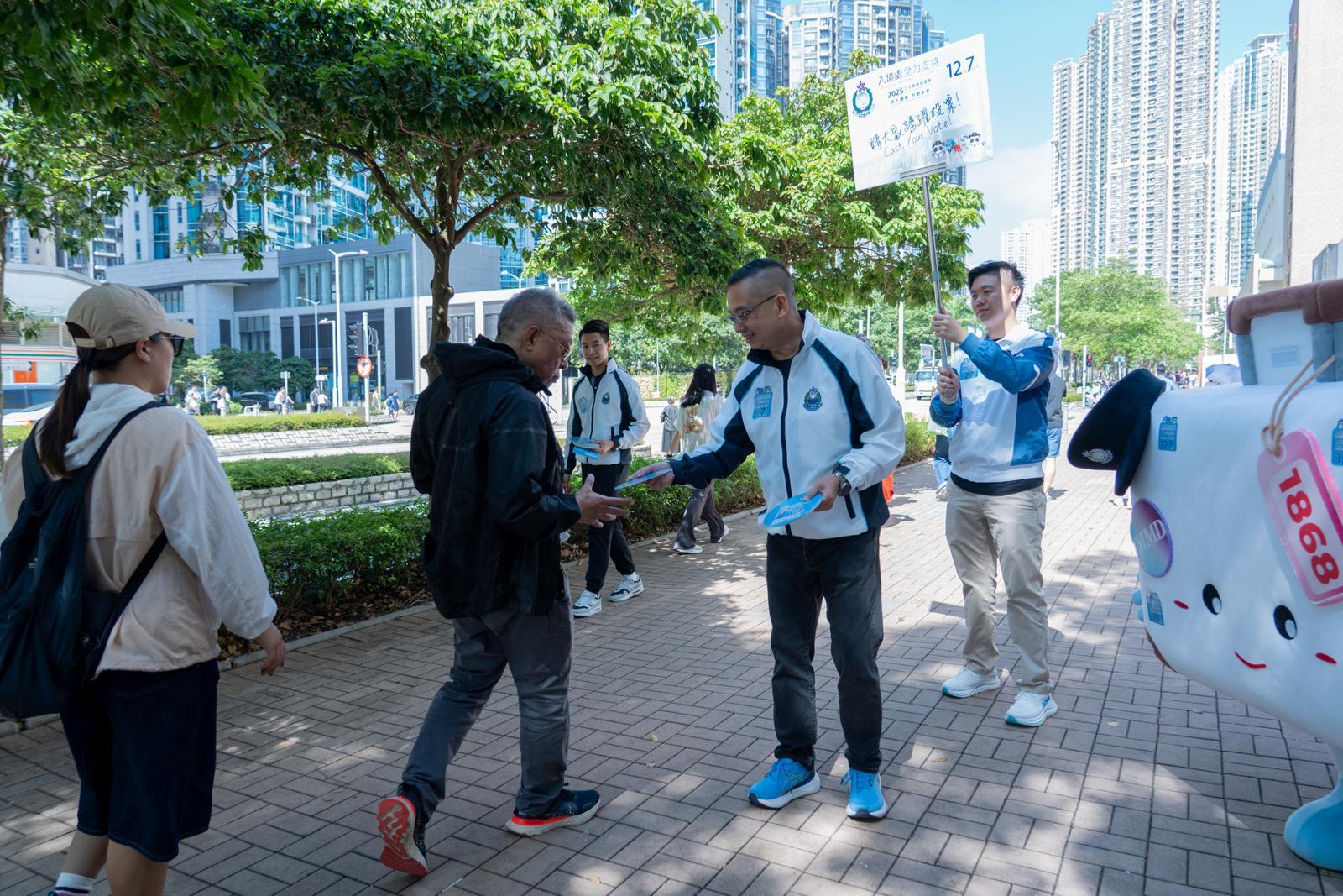 The Director of Immigration, Mr Benson Kwok, today (November 8) joined a community outreach to promote the 2025 Legislative Council General Election to encourage members of the public to cast their votes on the polling day on December 7. Photo shows Mr Kwok (second right) distributing leaflets to members of the public in Tseung Kwan O district.
