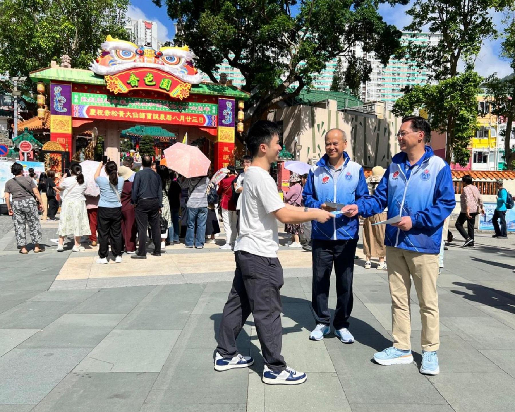 The Security Bureau (SB) held the SB and disciplined services' "Join the Election Together We Create the Future" pledging ceremony today (November 8) to mobilise relevant departments, organisations and work partners to show full support for the 2025 Legislative Council General Election. Photo shows the Commissioner of the Civil Aid Service (CAS), Mr Lo Yan-lai (first right), and the Chief Staff Officer of the CAS, Mr Leung Kwun-hong (centre), distributing leaflets to members of the public and reminding them to vote in the Legislative Council General Election on December 7.