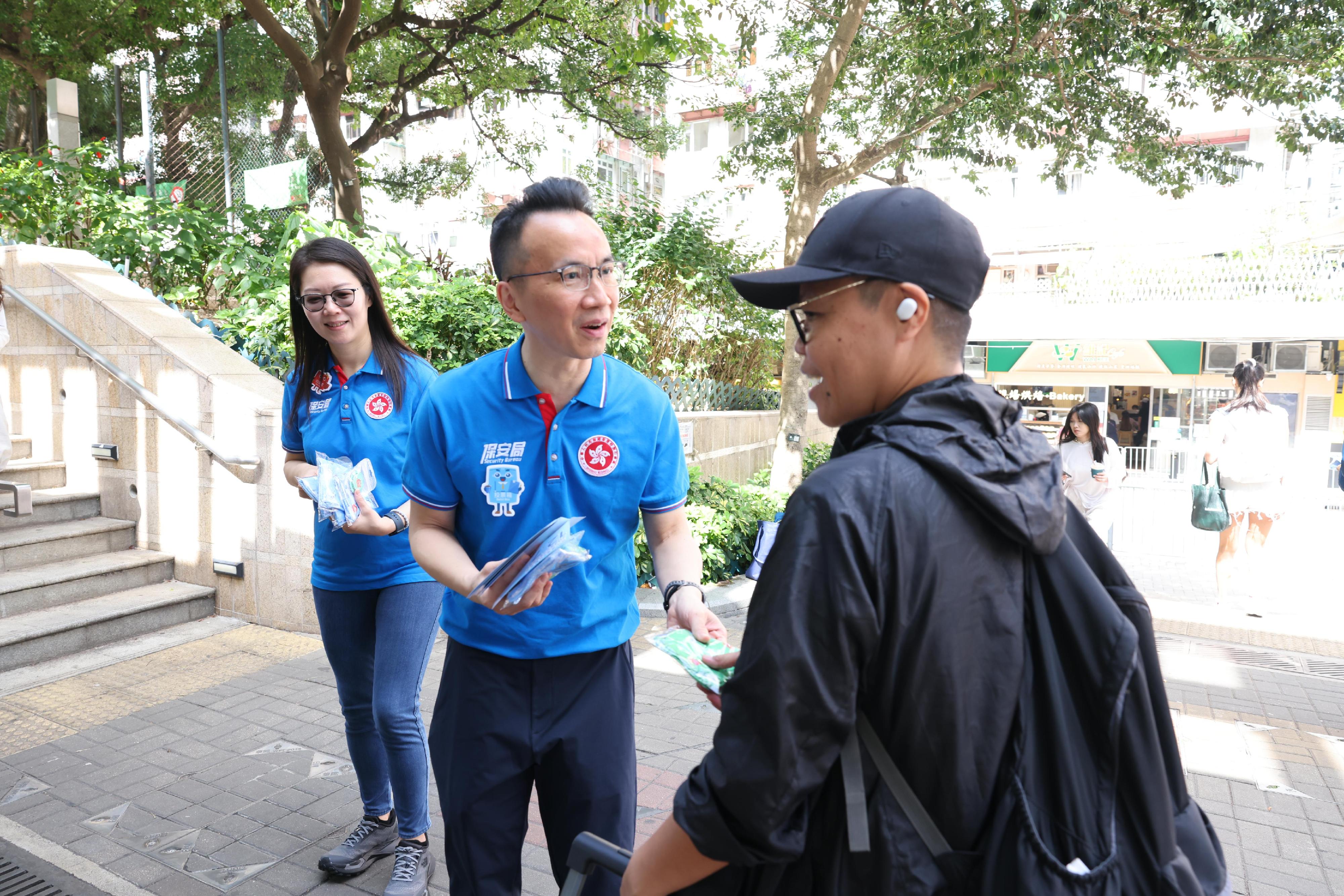 The Security Bureau (SB) held the SB and disciplined services' "Join the Election Together We Create the Future" pledging ceremony today (November 8) to mobilise relevant departments, organisations and work partners to show full support for the 2025 Legislative Council General Election. Photo shows the Permanent Secretary for Security, Mr Patrick Li (centre), distributing election leaflets in Kennedy Town.