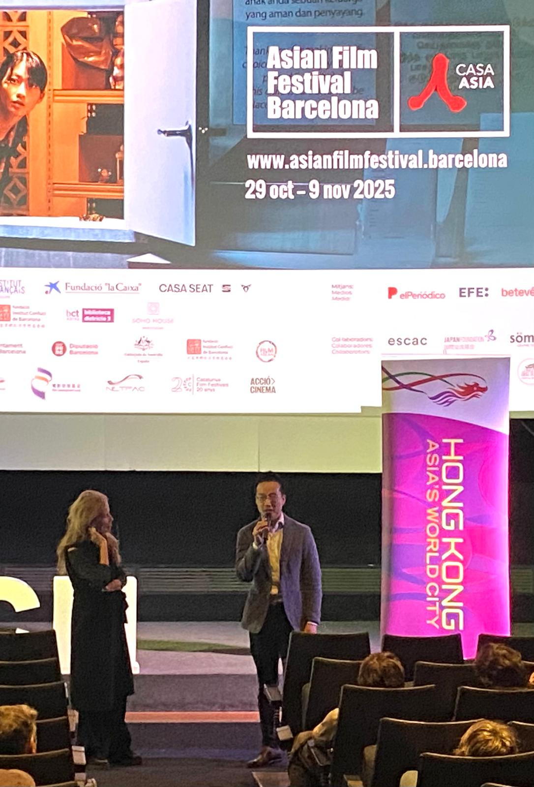 The Hong Kong Economic and Trade Office in Brussels (Brussels HKETO) supported the Asian Film Festival Barcelona. Photo shows the Deputy Representative of Brussels HKETO, Mr Kasper Ng (right) addressed the audience before the screening of the film "Montages of a Modern Motherhood" on November 8 (Barcelona time).