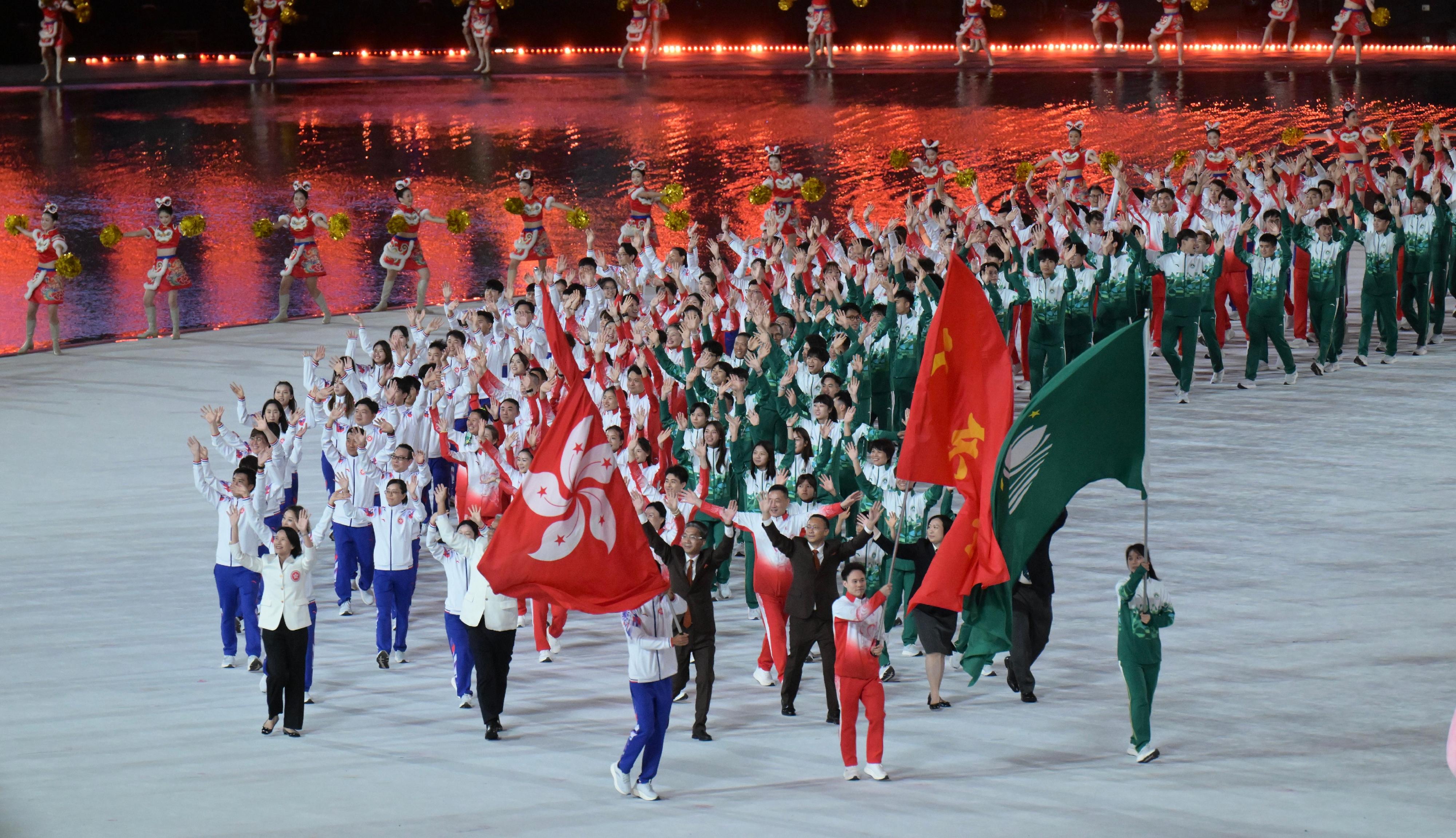 行政長官李家超今日（十一月九日）在廣州出席第十五屆全國運動會開幕式。圖示廣東、香港和澳門代表參與儀式。