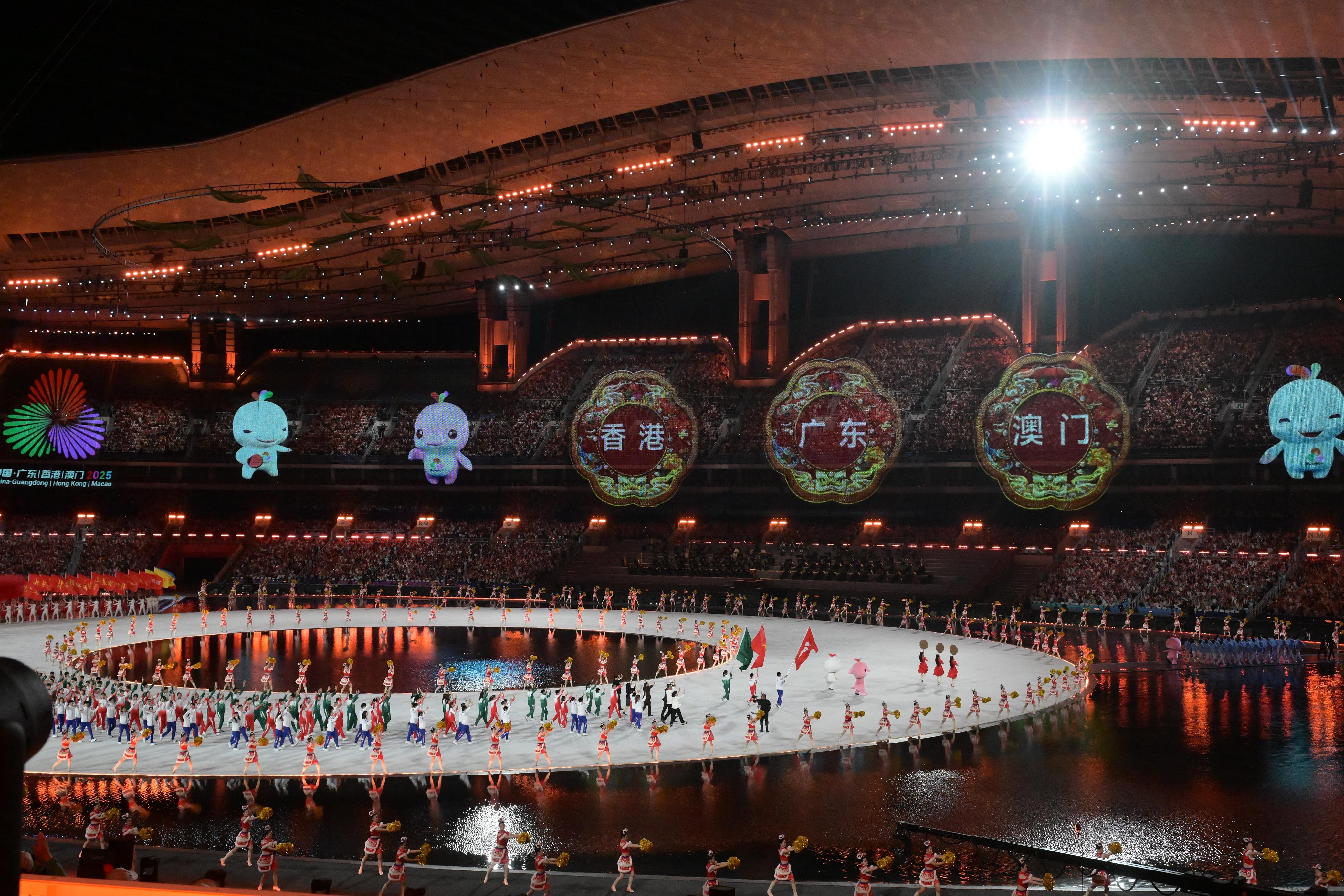 行政長官李家超今日（十一月九日）在廣州出席第十五屆全國運動會開幕式。圖示廣東、香港和澳門代表參與儀式。