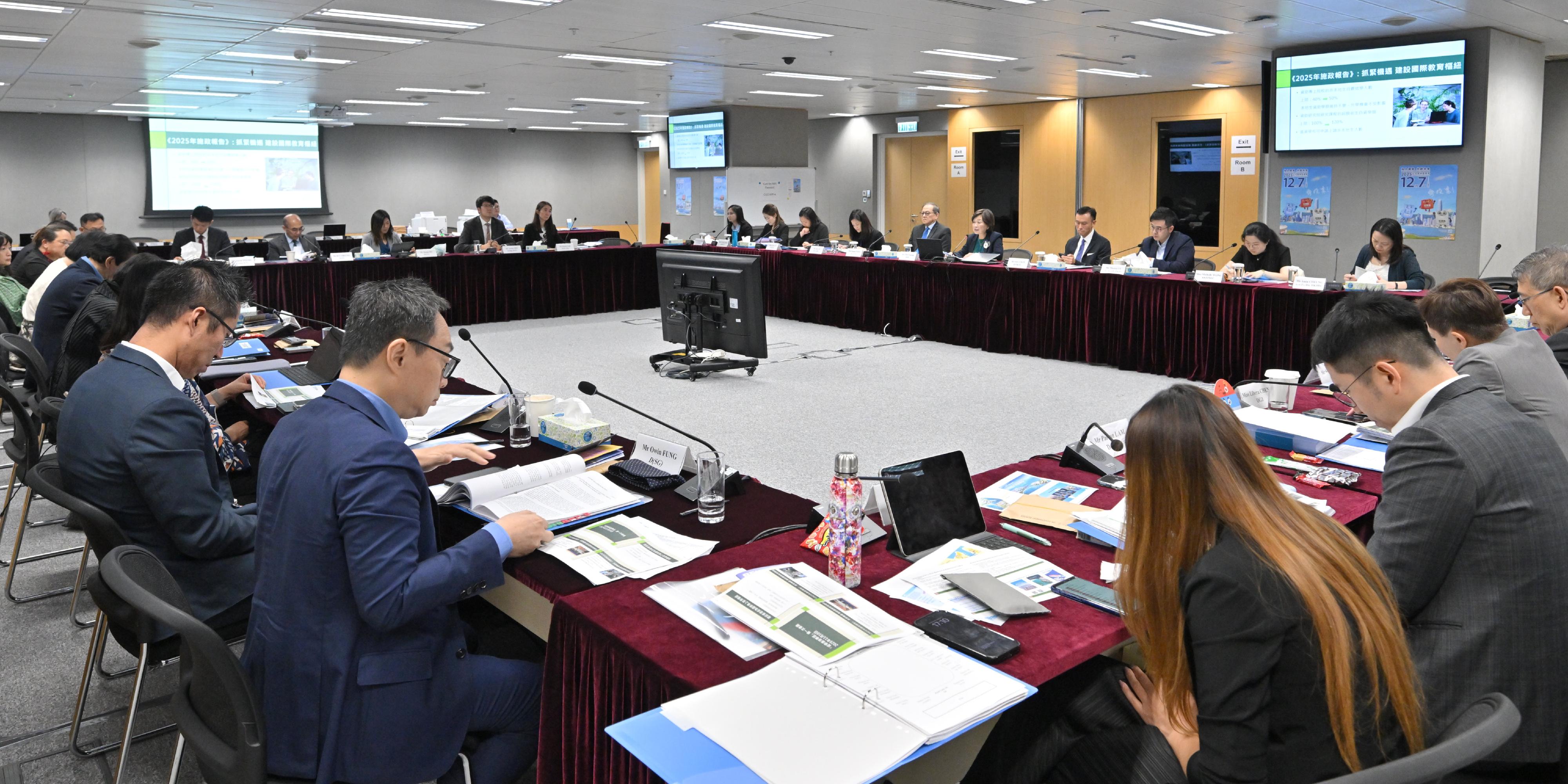 The Secretary for Education, Dr Choi Yuk-lin, today (November 10) chairs the first meeting of the Task Force on Study in Hong Kong.