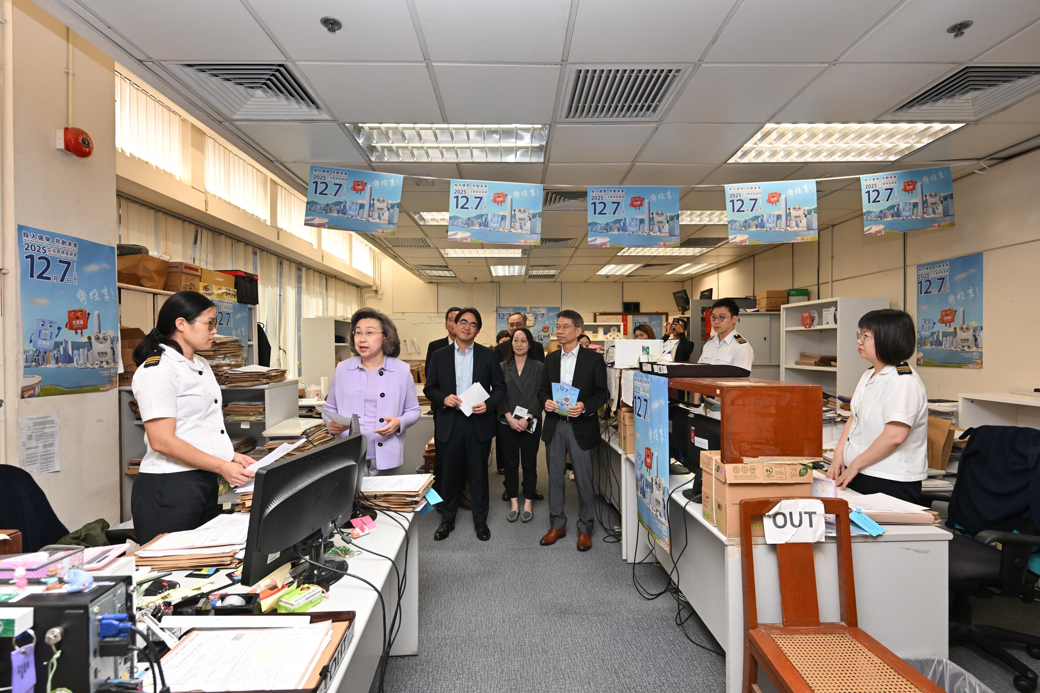 The Secretary for the Civil Service, Mrs Ingrid Yeung, led the directorate of the Civil Service Bureau to the Lockhart Road Municipal Services Building today (November 10) to promote the Legislative Council (LegCo) Election on December 7 to departmental frontline civil servants stationed at district offices and venues, urging them to vote and support the election. Photo shows Mrs Yeung (second left) distributing leaflets to colleagues from the Hong Kong and Islands Prosecution and Licensing Section of the Food and Environmental Hygiene Department, and reminding them to vote with their families in the LegCo Election on December 7. Looking on are the Permanent Secretary for the Civil Service, Mr Clement Leung (fifth left), and the Director of Food and Environmental Hygiene, Mr Donald Ng (third left).