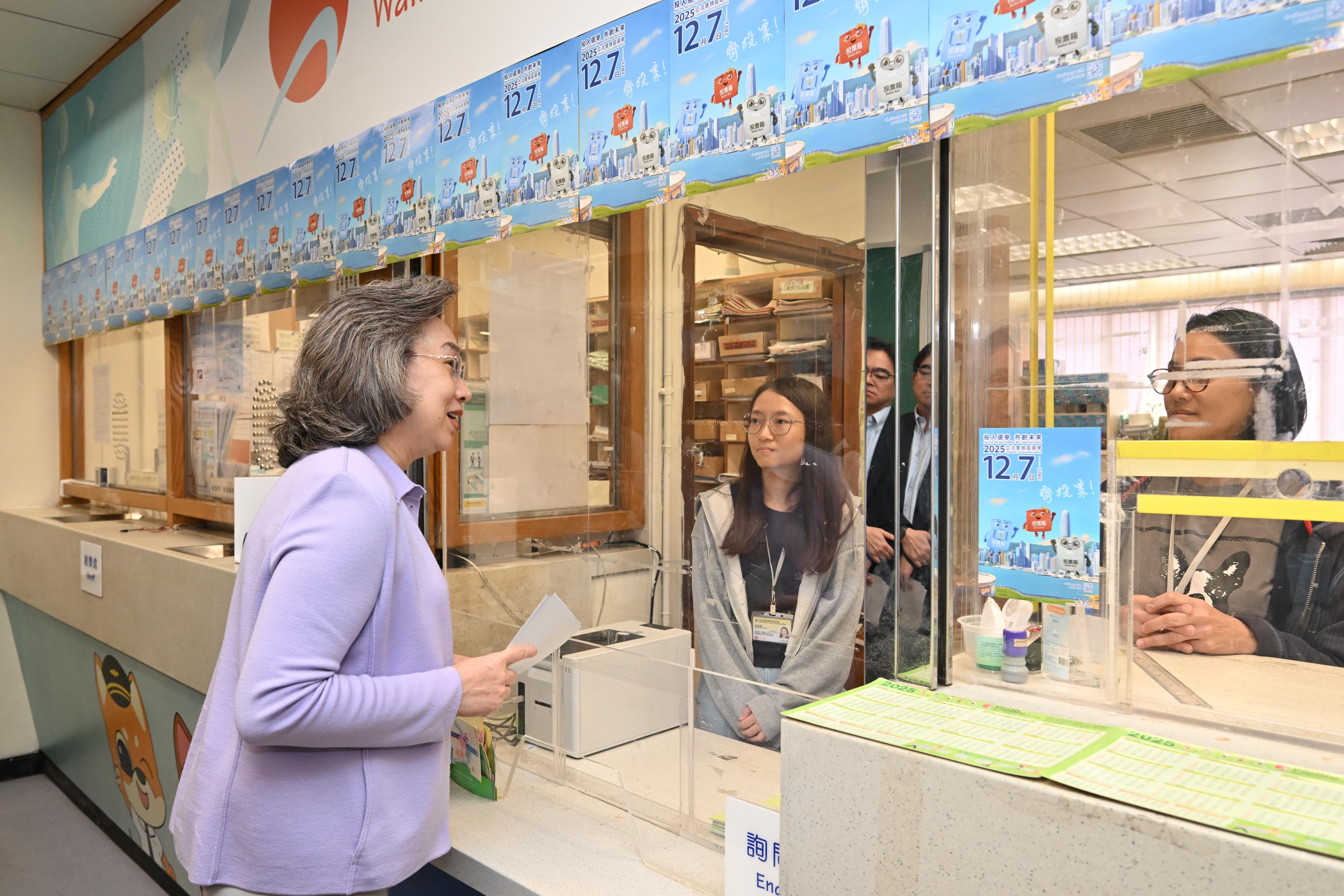 The Secretary for the Civil Service, Mrs Ingrid Yeung, led the directorate of the Civil Service Bureau to the Lockhart Road Municipal Services Building today (November 10) to promote the Legislative Council Election on December 7 to departmental frontline civil servants stationed at district offices and venues, urging them to vote and support the election. Photo shows Mrs Yeung (left) appealing to frontline colleagues at the service counters of the Wan Chai District Leisure Services Office of the Leisure and Cultural Services Department to cast their votes on polling day.
