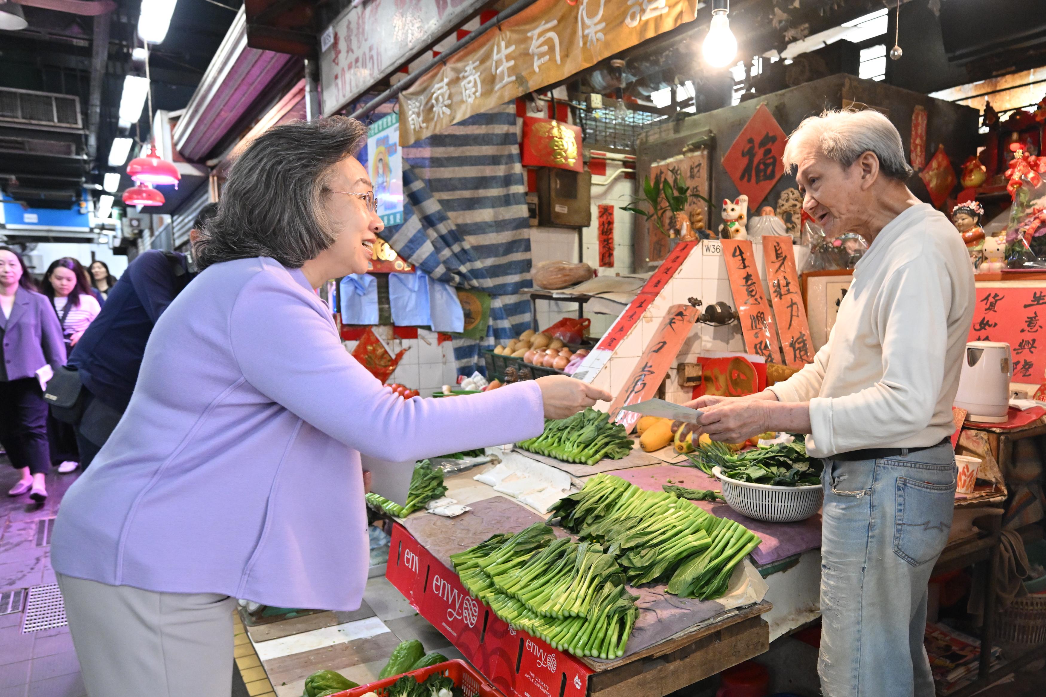 The Secretary for the Civil Service, Mrs Ingrid Yeung, led the directorate of the Civil Service Bureau to the Lockhart Road Municipal Services Building today (November 10) to promote the Legislative Council (LegCo) Election on December 7 to departmental frontline civil servants stationed at district offices and venues, urging them to vote and support the election. Photo shows Mrs Yeung (left) promoting the LegCo Election to the market vendors at the Municipal Services Building.