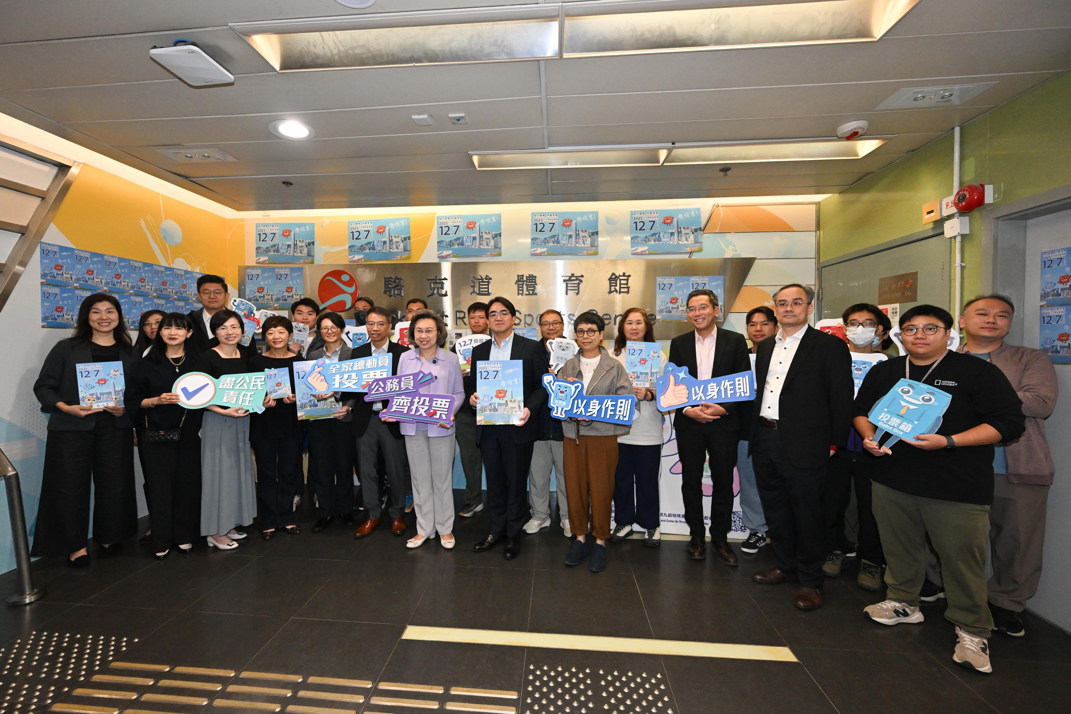 The Secretary for the Civil Service, Mrs Ingrid Yeung, led the directorate of the Civil Service Bureau to the Lockhart Road Municipal Services Building today (November 10) to promote the Legislative Council (LegCo) Election on December 7 to departmental frontline civil servants stationed at district offices and venues, urging them to vote and support the election. Photo shows Mrs Yeung (front row, seventh left); the Permanent Secretary for the Civil Service, Mr Clement Leung (front row, sixth left); the Director of Food and Environmental Hygiene, Mr Donald Ng (front row, fifth right); and Acting Directors of Leisure and Cultural Services Miss Winnie Chui (front row, fifth left) and Miss Eve Tam (front row, fourth right) with colleagues to express support for the LegCo election.