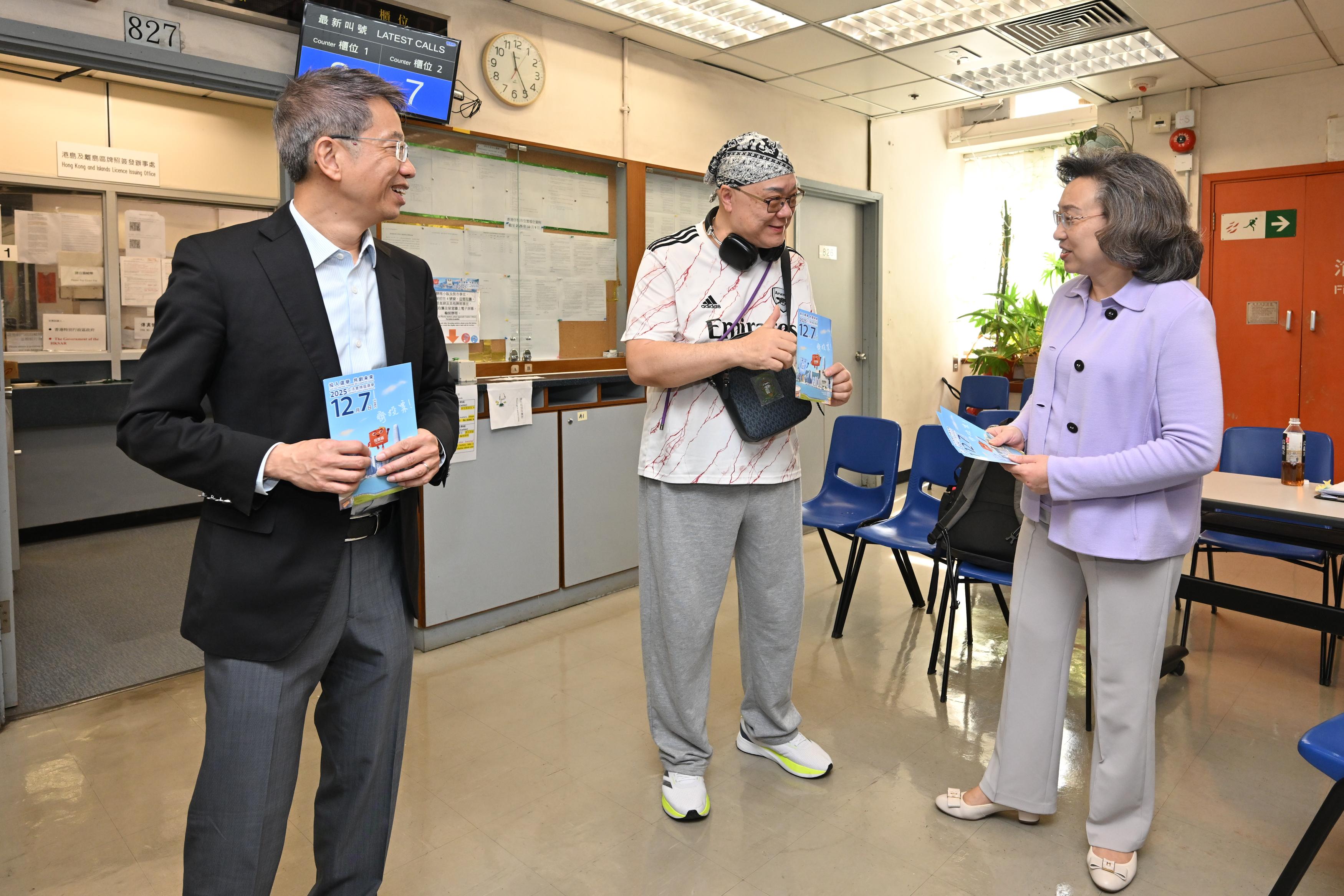 The Secretary for the Civil Service, Mrs Ingrid Yeung, led the directorate of the Civil Service Bureau to the Lockhart Road Municipal Services Building today (November 10) to promote the Legislative Council (LegCo) Election on December 7 to departmental frontline civil servants stationed at district offices and venues, urging them to vote and support the election. Photo shows Mrs Yeung (right) distributing leaflets to a member of the public visiting the Hong Kong and Islands Prosecution and Licensing Section of the Food and Environmental Hygiene Department, and reminding him to vote in the LegCo Election on December 7. Also pictured is the Permanent Secretary for the Civil Service, Mr Clement Leung (left).