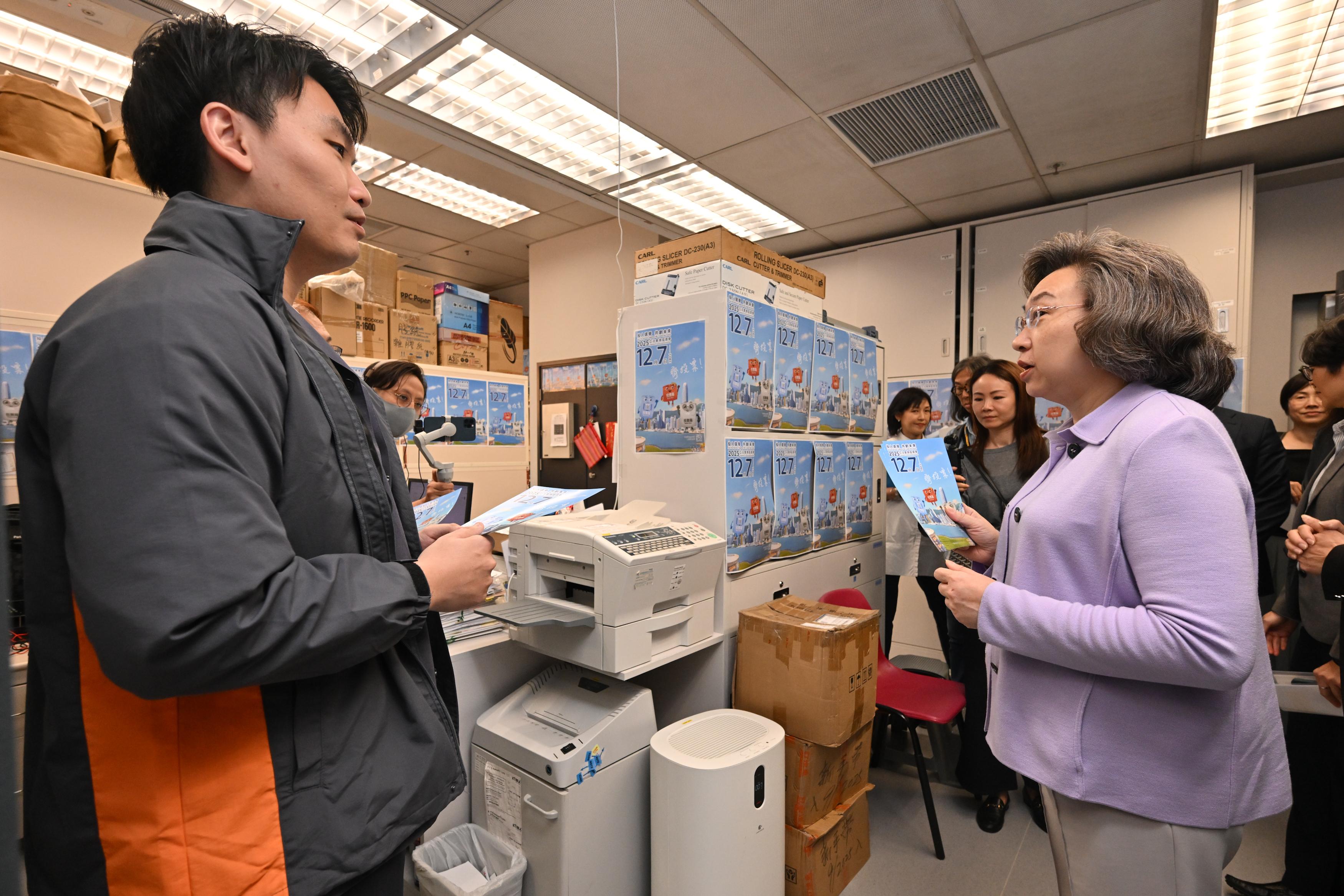 The Secretary for the Civil Service, Mrs Ingrid Yeung, led the directorate of the Civil Service Bureau to the Lockhart Road Municipal Services Building today (November 10) to promote the Legislative Council (LegCo)  Election on December 7 to departmental frontline civil servants stationed at district offices and venues, urging them to vote and support the election. Photo shows Mrs Yeung (right) distributing leaflets to a civil servant at the workplace of the Leisure and Cultural Services Department to remind him to vote with his family in the LegCo Election on December 7.