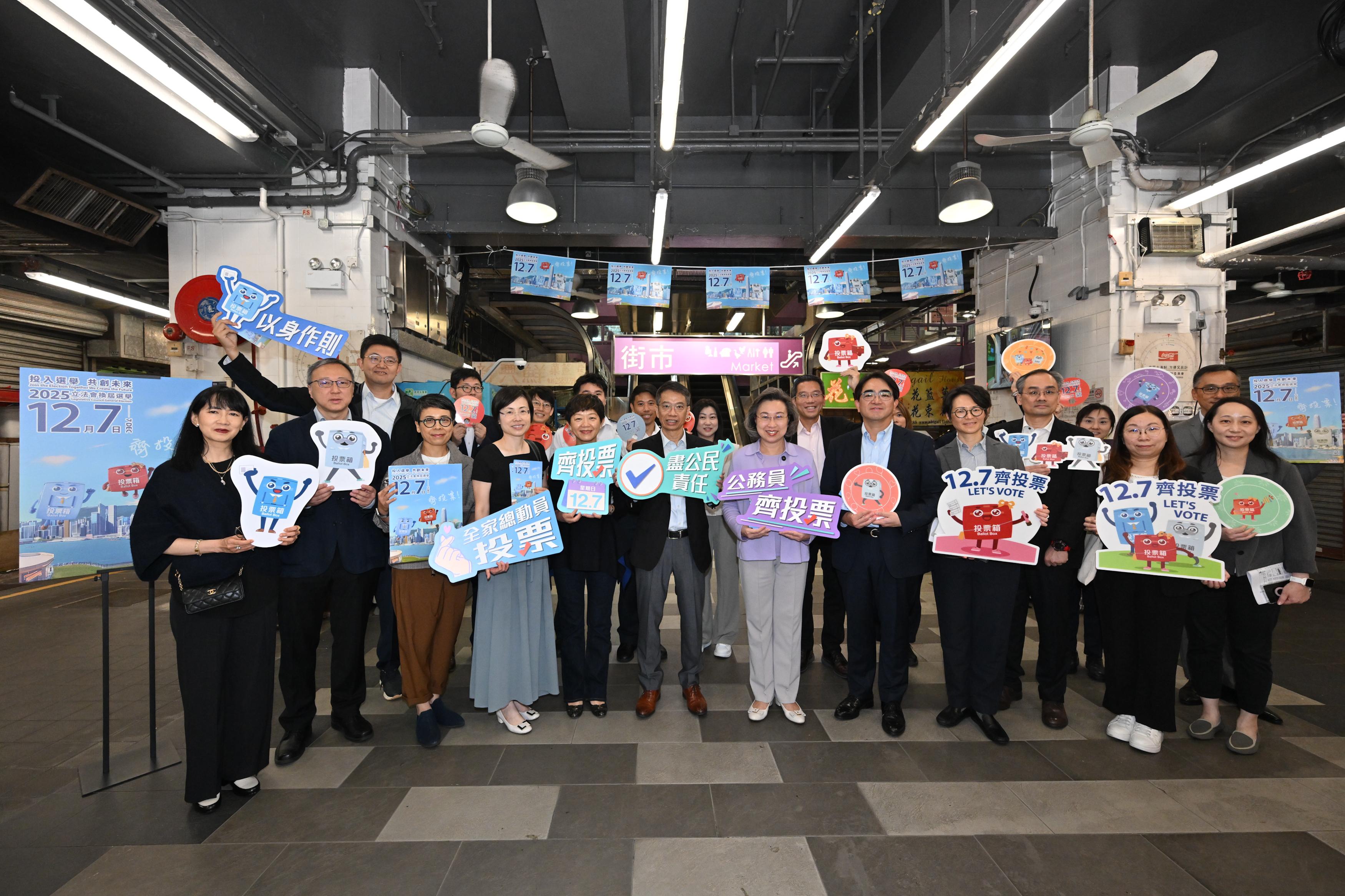 The Secretary for the Civil Service, Mrs Ingrid Yeung, led the directorate of the Civil Service Bureau to the Lockhart Road Municipal Services Building today (November 10) to promote the Legislative Council (LegCo) Election on December 7 to departmental frontline civil servants stationed at district offices and venues, urging them to vote and support the election. Photo shows Mrs Yeung (front row, fifth right); the Permanent Secretary for the Civil Service, Mr Clement Leung (front row, centre); the Director of Food and Environmental Hygiene, Mr Donald Ng (front row, fourth right); and Acting Directors of Leisure and Cultural Services Miss Winnie Chui (front row, third right) and Miss Eve Tam (front row, third left) with colleagues to express support for the LegCo election.