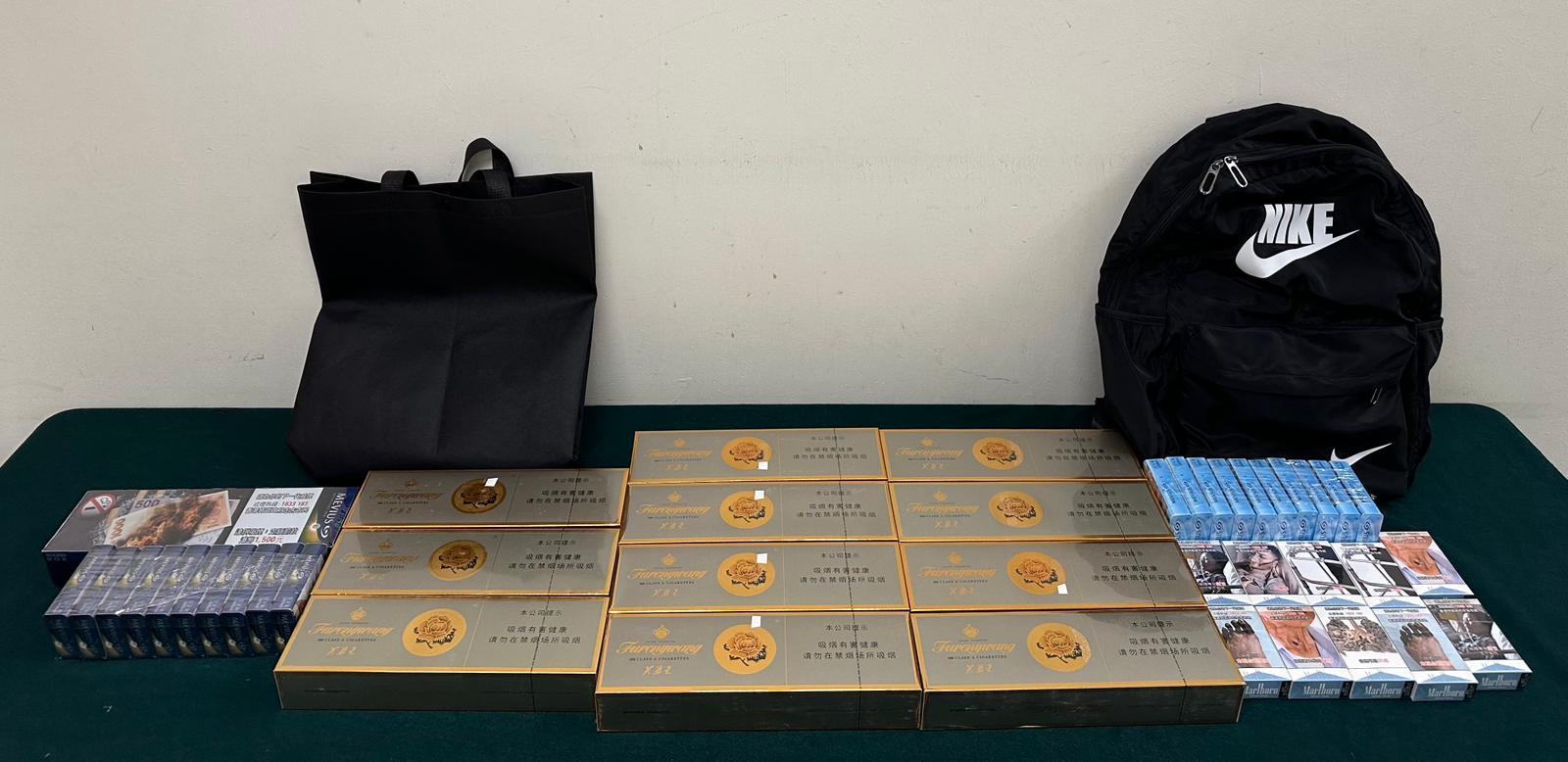 一名四十五歲抵港女旅客因管有未完稅香煙和未有向海關人員作出申報,違反《應課稅品條例》,今日(十一月十日)在粉嶺裁判法院被判處監禁四星期零六日。圖示檢獲的未完稅香煙和用作收藏未完稅香煙的行李。