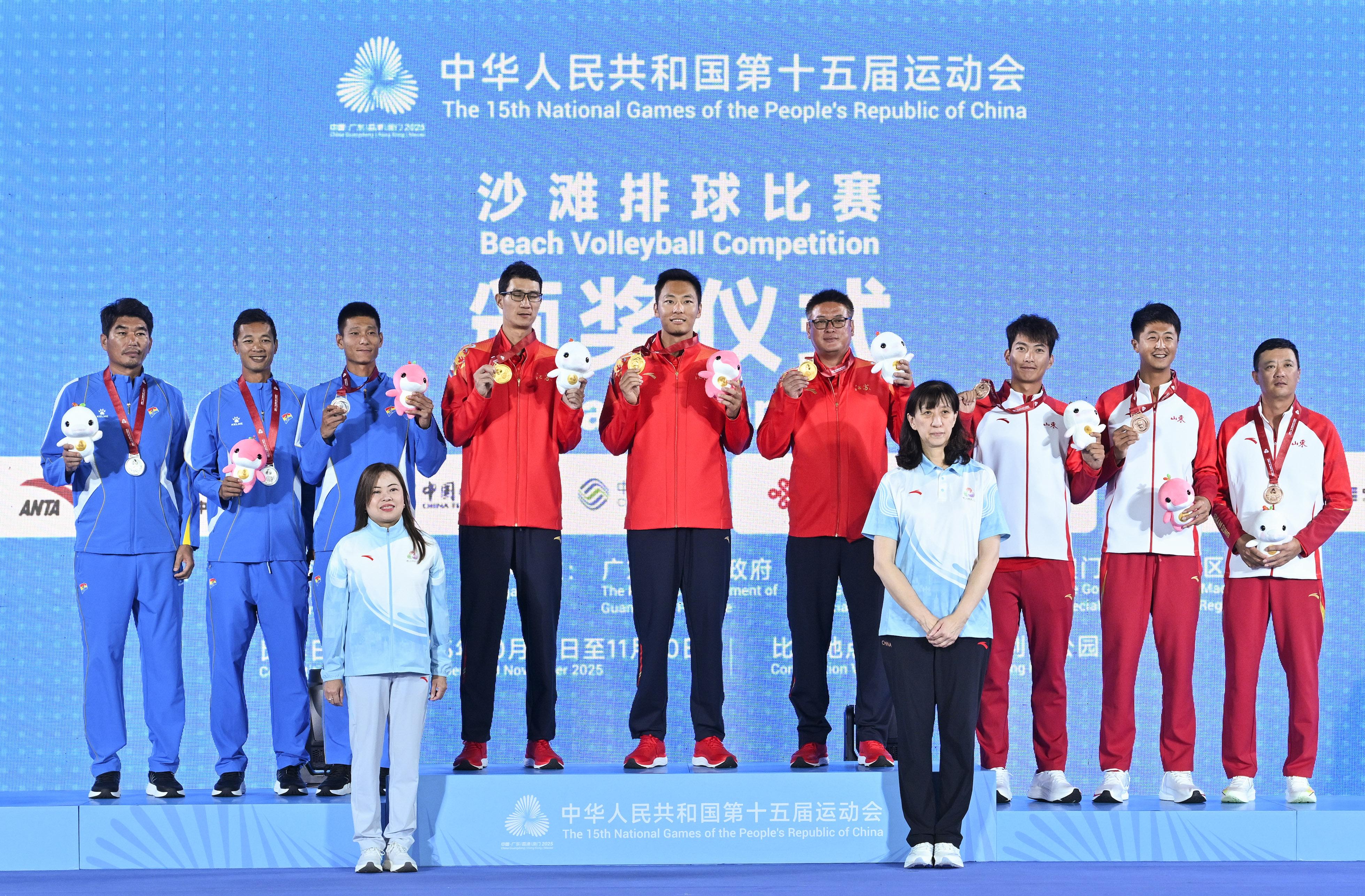 The men's final of the beach volleyball event of the 15th National Games was held today (November 10). Photo shows the Secretary for Culture, Sports and Tourism, Miss Rosanna Law (front row, left), and the director and the Secretary of the Communist Party of China of the volleyball management center of China's State General Administration of Sport, Ms Lai Yawen (front row, right), with the gold medalists Jiangsu team (back row, centre), silver medalists Liaoning team (back row, left) and bronze medalists Shandong team (back row, right).
