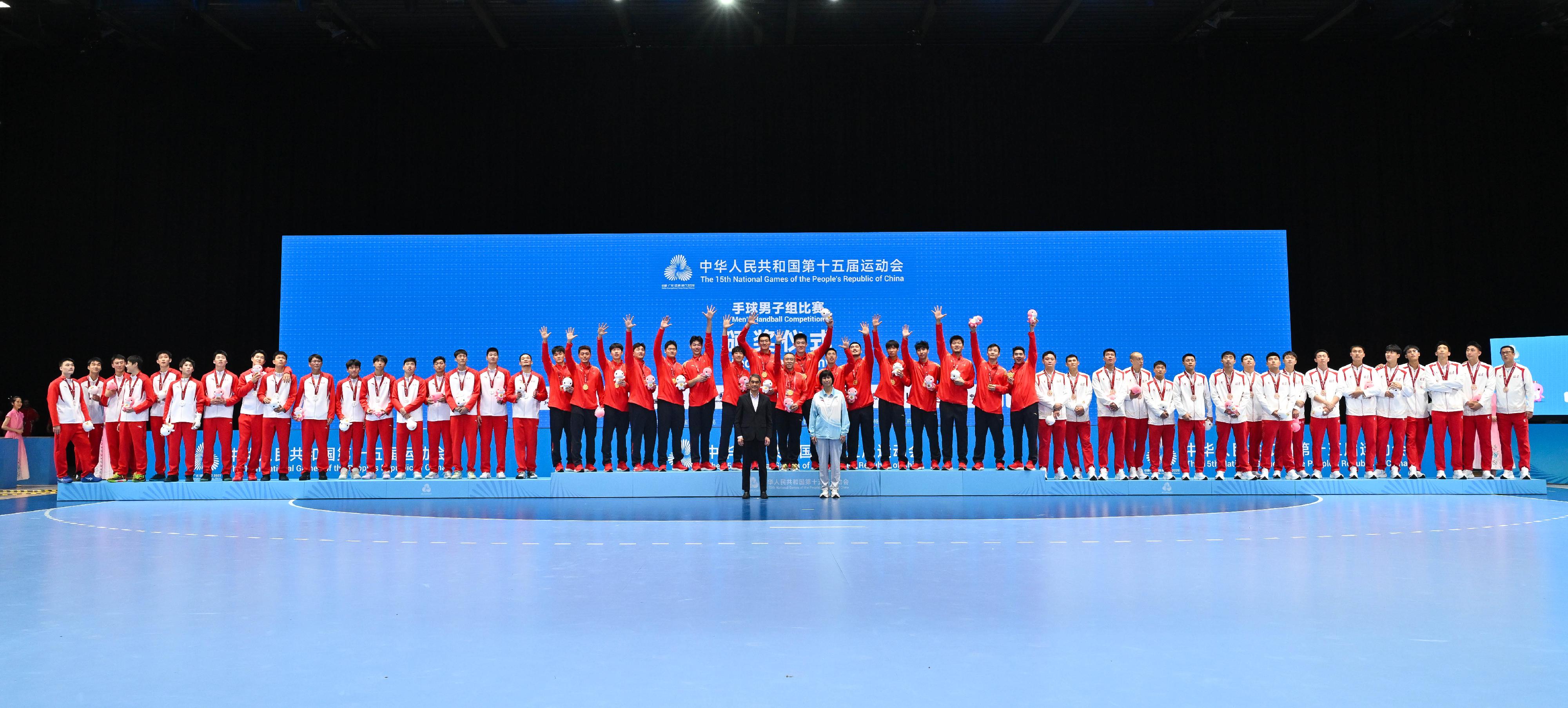 The men's handball competition of the 15th National Games concluded today (November 10). The Chairman of the Board of Directors of the Hong Kong Sports Institute, Mr Tang King-shing (front row, left); and the Head of softball, baseball, cricket and handball management centre of the China's State General Administration of Sport and the Chairman of Chinese Handball Association, Ms Wang Tao (front row, right), are pictured with the gold medalists Jiangsu team (back row, centre), the silver medalists Anhui team (back row, left), and the bronze medalists Beijing team (back row, right).