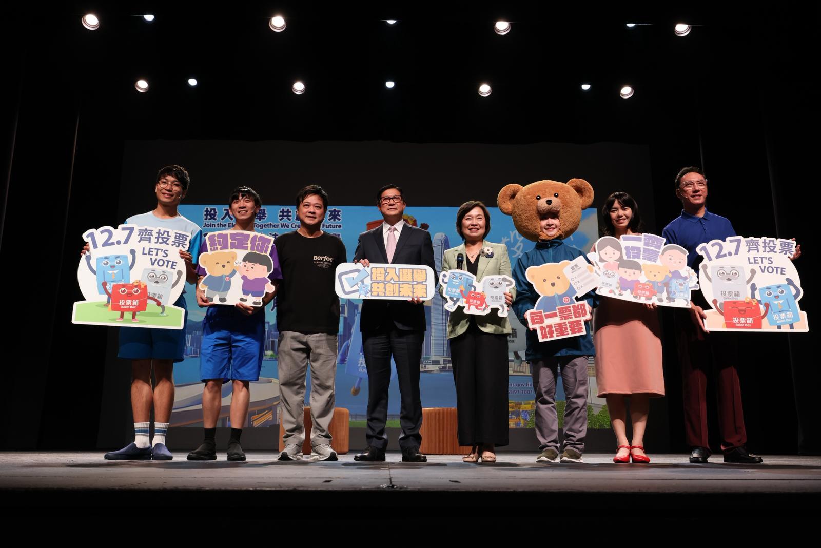 The Security Bureau today (November 11) held the launching ceremony and premiere for the National Security Interactive School Drama - Campus Chef Challenge. Photo shows the Secretary for Security, Mr Tang Ping-keung (fourth left), and the Secretary for Education, Dr Choi Yuk-lin (fourth right), holding promotional items showing messages to encourage the public to fulfil their civic responsibility by casting their votes in the Legislative Council General Election to be held on December 7.