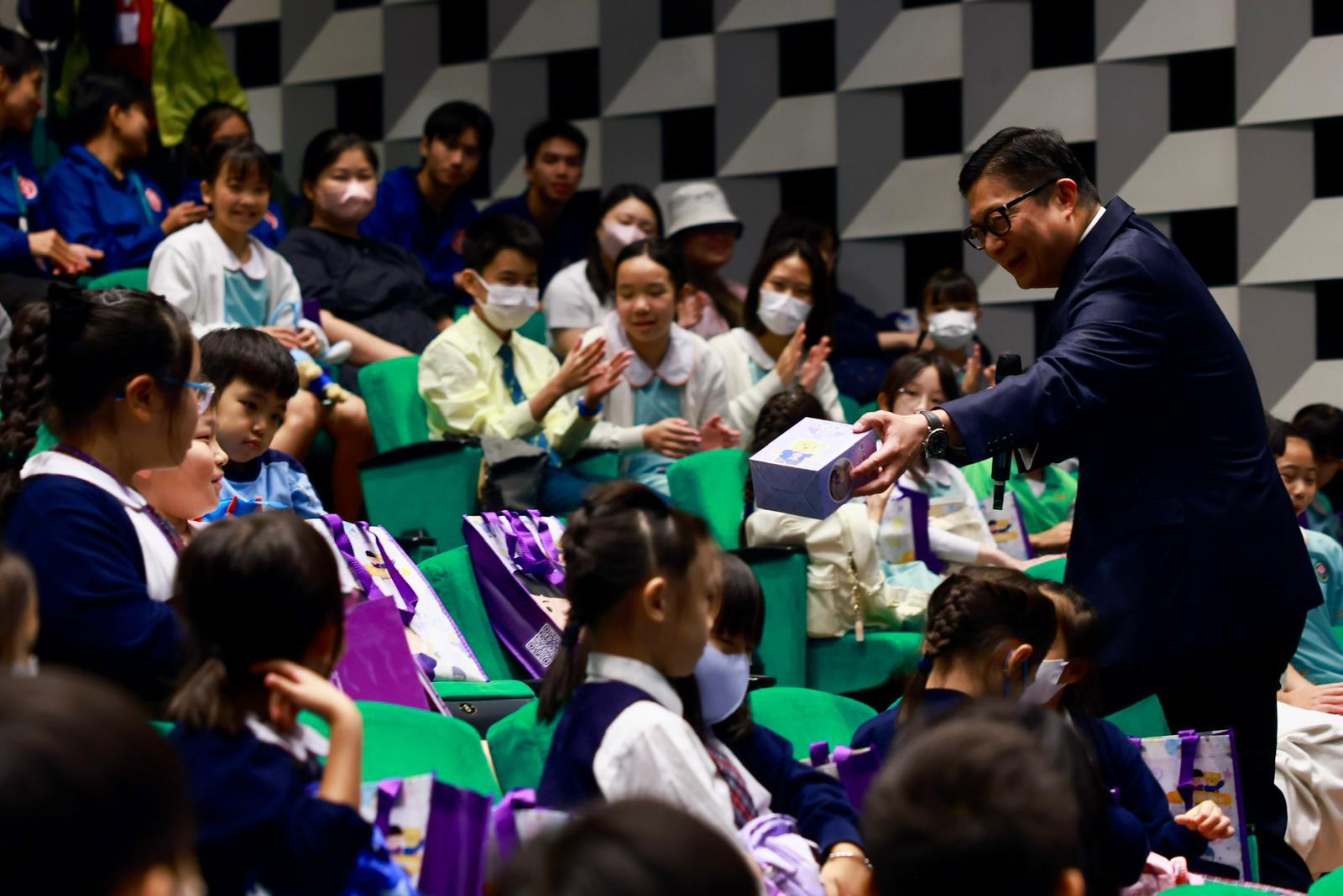 保安局今日（十一月十一日）為國家安全校園互動劇場《校園食神大賽》舉行啓動禮和首演。圖示保安局局長鄧炳強與學生互動。
