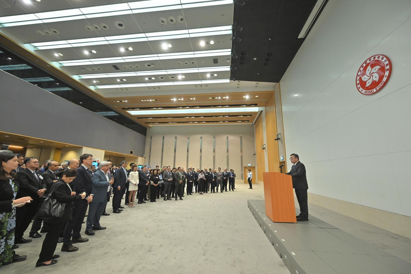 The Secretary for Commerce and Economic Development, Mr Algernon Yau, today (November 11) hosted a cocktail reception for about 200 guests, including members of the Executive Council, officials from the Liaison Office of the Central People's Government in the Hong Kong Special Administrative Region (HKSAR) and the Office of the Commissioner of the Ministry of Foreign Affairs of the People's Republic of China in the HKSAR, representatives from consuls in Hong Kong, chambers of commerce, major trade associations and the arts and cultural industries, as well as relevant government board and committee members, to update them on the ongoing efforts of the overseas Hong Kong Economic and Trade Offices and the Mainland Offices in promoting Hong Kong's diverse strengths and opportunities.