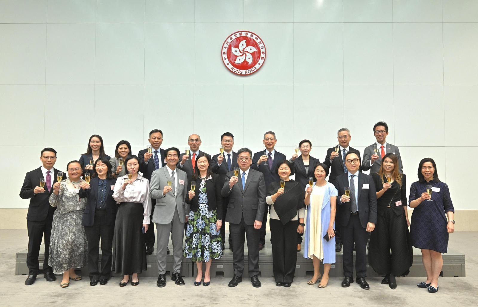 The Secretary for Commerce and Economic Development, Mr Algernon Yau, today (November 11) hosted a cocktail reception for members of the Executive Council, officials from the Liaison Office of the Central People's Government in the Hong Kong Special Administrative Region (HKSAR) and the Office of the Commissioner of the Ministry of Foreign Affairs of the People's Republic of China in the HKSAR, representatives from consuls in Hong Kong, chambers of commerce, major trade associations and the arts and cultural industries, as well as relevant government board and committee members, to update them on the ongoing efforts of the overseas Hong Kong Economic and Trade Offices (ETOs) and the Mainland Offices in promoting Hong Kong's diverse strengths and opportunities. Photo shows Mr Yau (front row, sixth right); the Permanent Secretary for Commerce and Economic Development, Ms Maggie Wong (front row, sixth left); and the Heads of overseas ETOs and Mainland Offices proposing a toast at the reception.