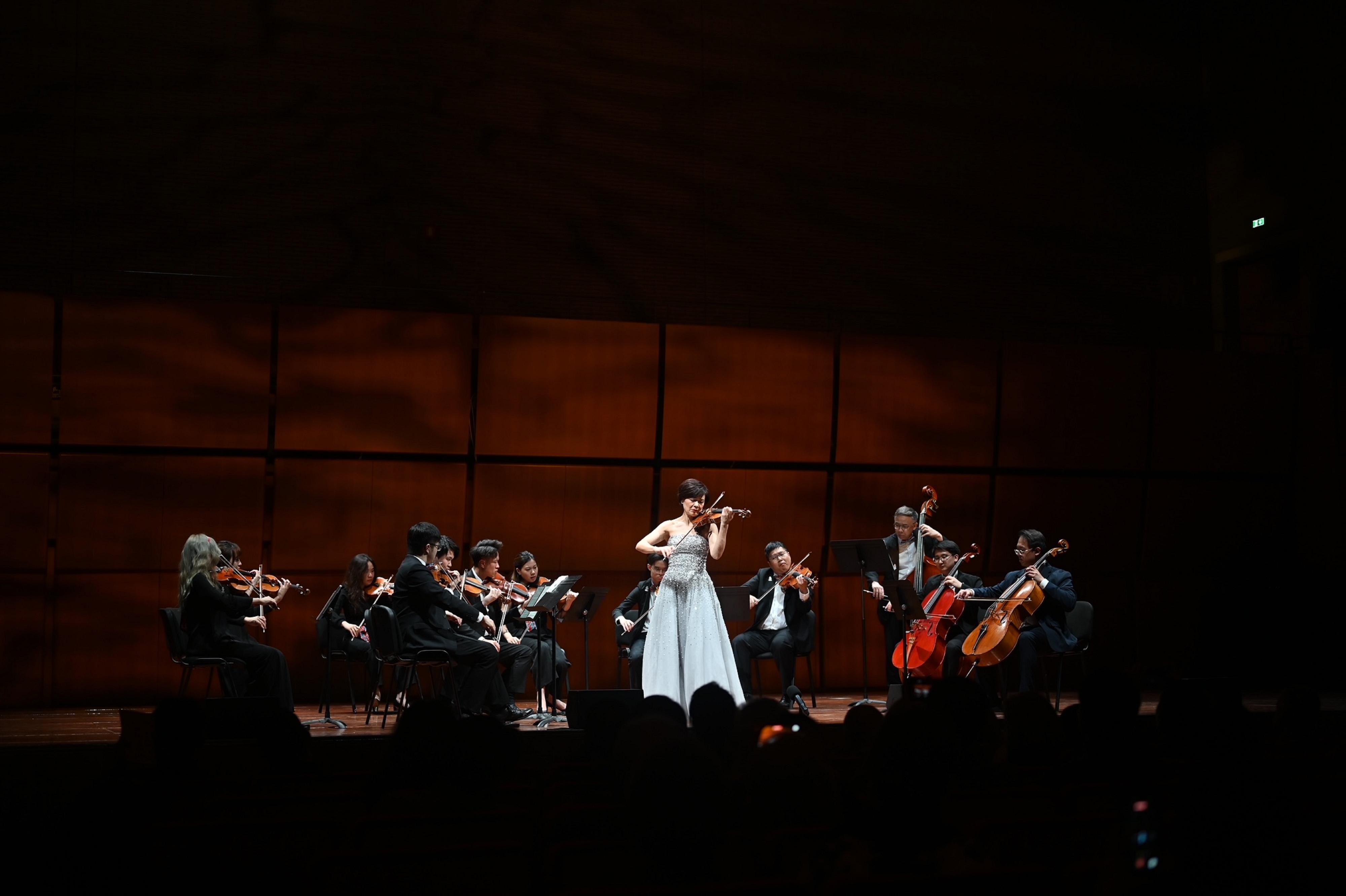 The Hong Kong Economic and Trade Office in Brussels supported a special performance by the Hong Kong String Orchestra (HKSO) on November 11 (Rome time) in Rome, Italy. Photo shows the Artistic Director of the HKSO, Professor Yao Jue performing in Rome with Hong Kong young musicians.