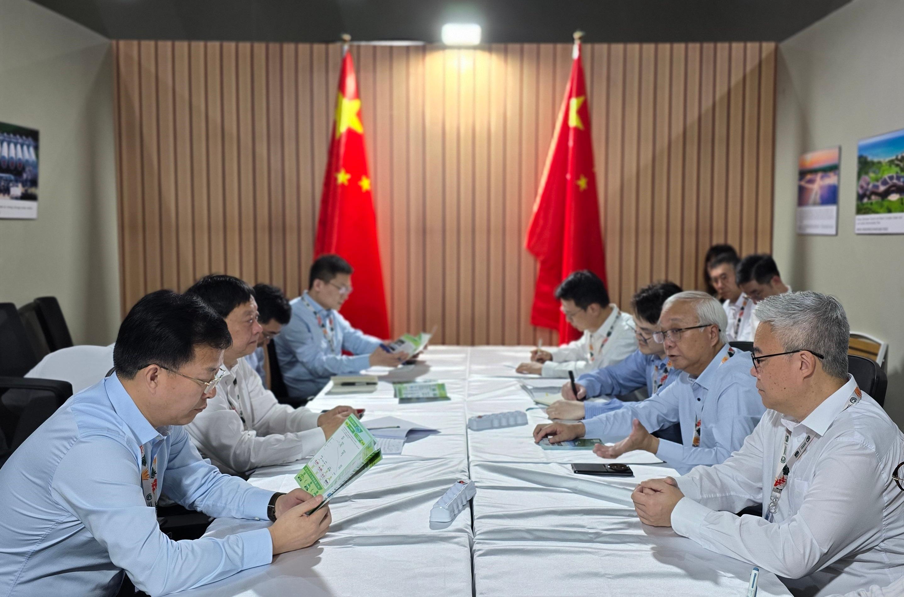 環境及生態局局長謝展寰(右二)和機電工程署署長潘國英(右一)及環境及生態局氣候變化專員李學賢(右三)十一月十一日(貝倫時間)在巴西貝倫出席《聯合國氣候變化框架公約》締約方會議第30屆會議,並與中國代表團團長李高(左二)會面。