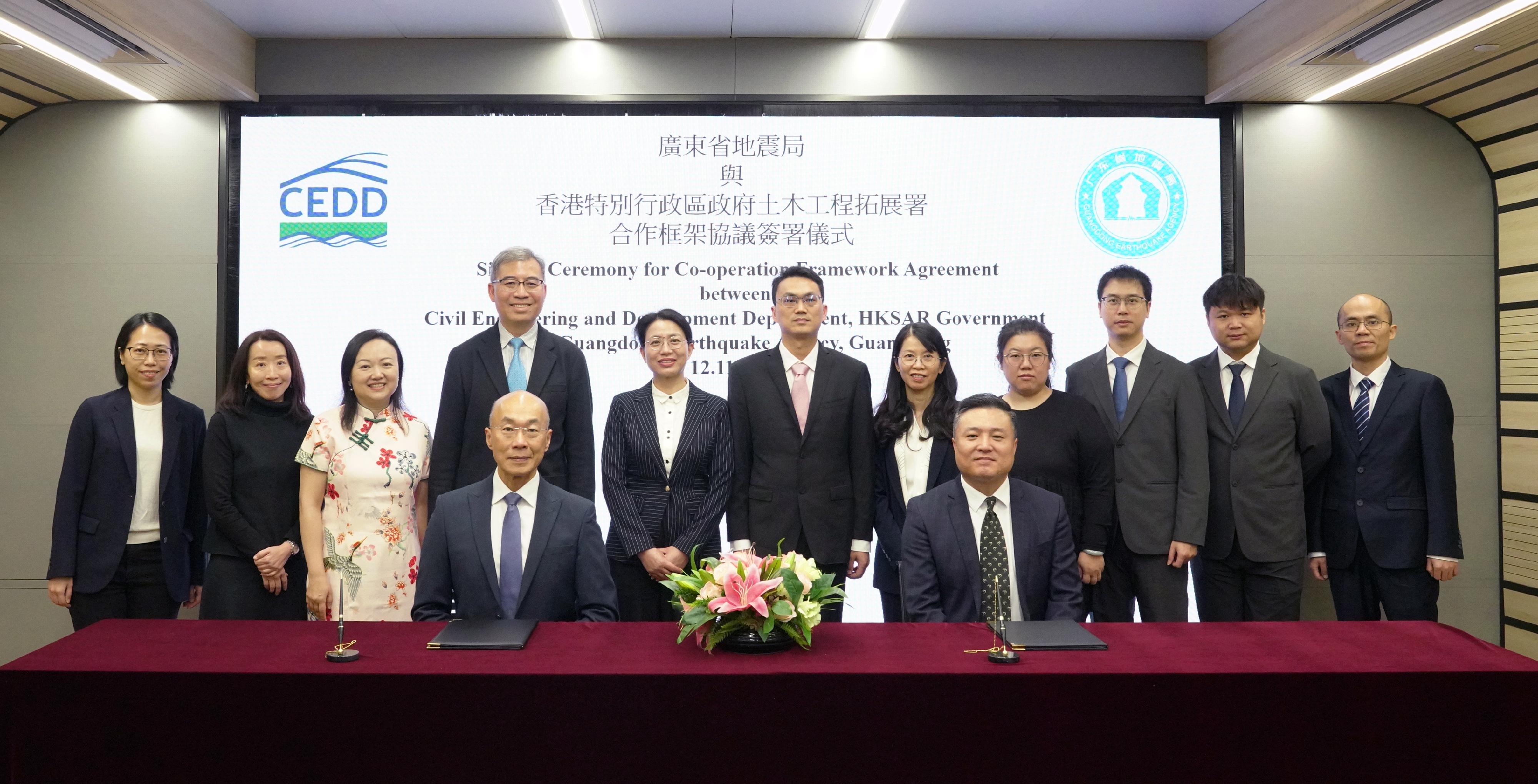 The Civil Engineering and Development Department (CEDD) and the Guangdong Earthquake Agency (GEA) signed a five-year co-operation framework agreement today (November 12). Photo shows the Director of Civil Engineering and Development, Mr Michael Fong (front row, left), the Director of the GEA, Mr Yang Zhenyu (front row, right), and representatives of the CEDD and the GEA at the signing ceremony.