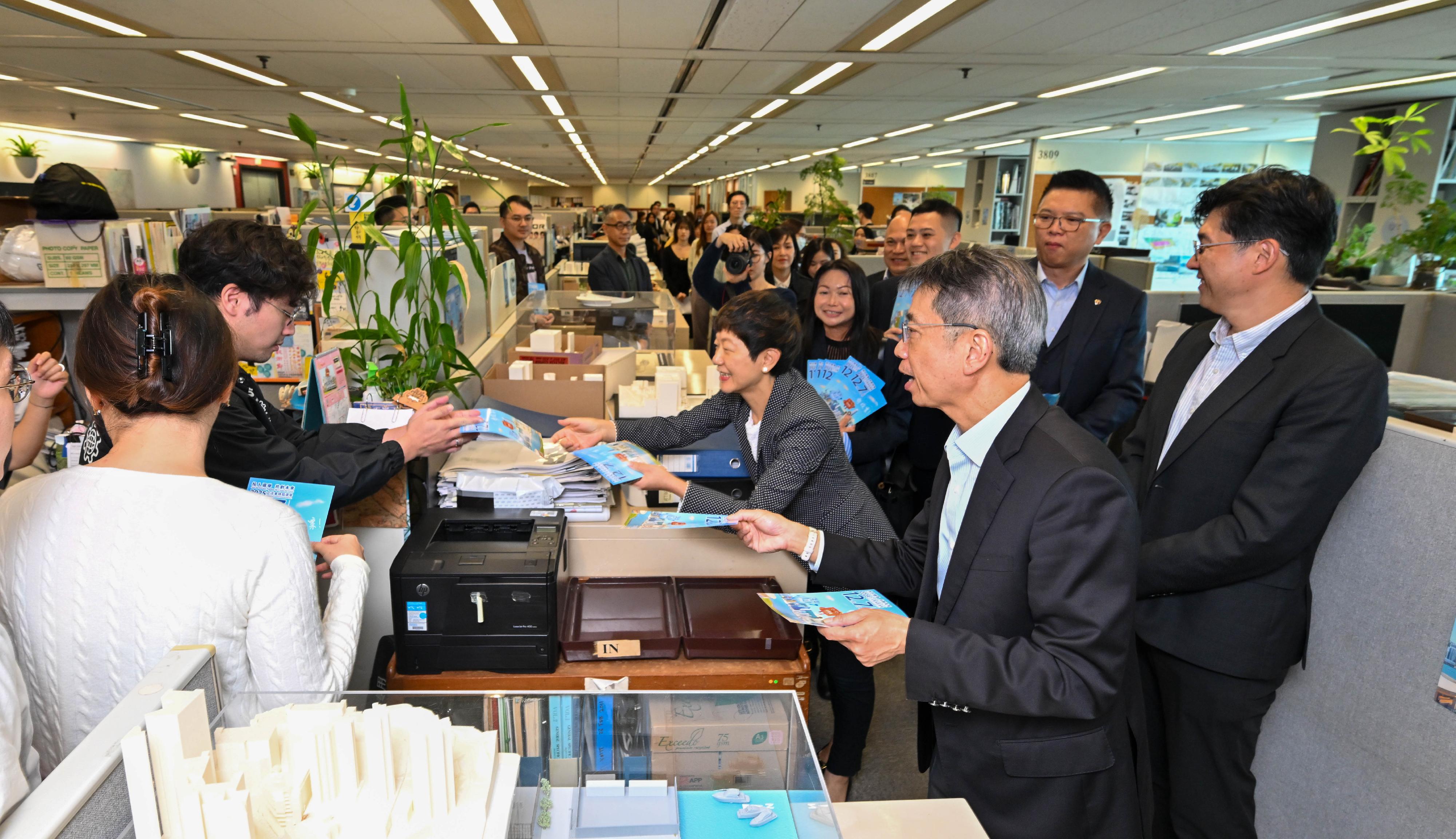 政務司司長陳國基和公務員事務局局長楊何蓓茵今日(十一月十二日)聯同公務員事務局高層人員,與四個公務員中央評議會職方代表和四個主要跨部門公務員團體代表,一起到金鐘道政府合署多個樓層,呼籲不同部門的同事在立法會選舉齊投票。圖示公務員事務局常任秘書長梁卓文(右二)和公務員事務局副秘書長張誼(右三)在建築署的工作間向公務員派發宣傳單張,提醒同事與家人在十二月七日立法會選舉中投票。旁為建築署署長李翹彥(右一)。