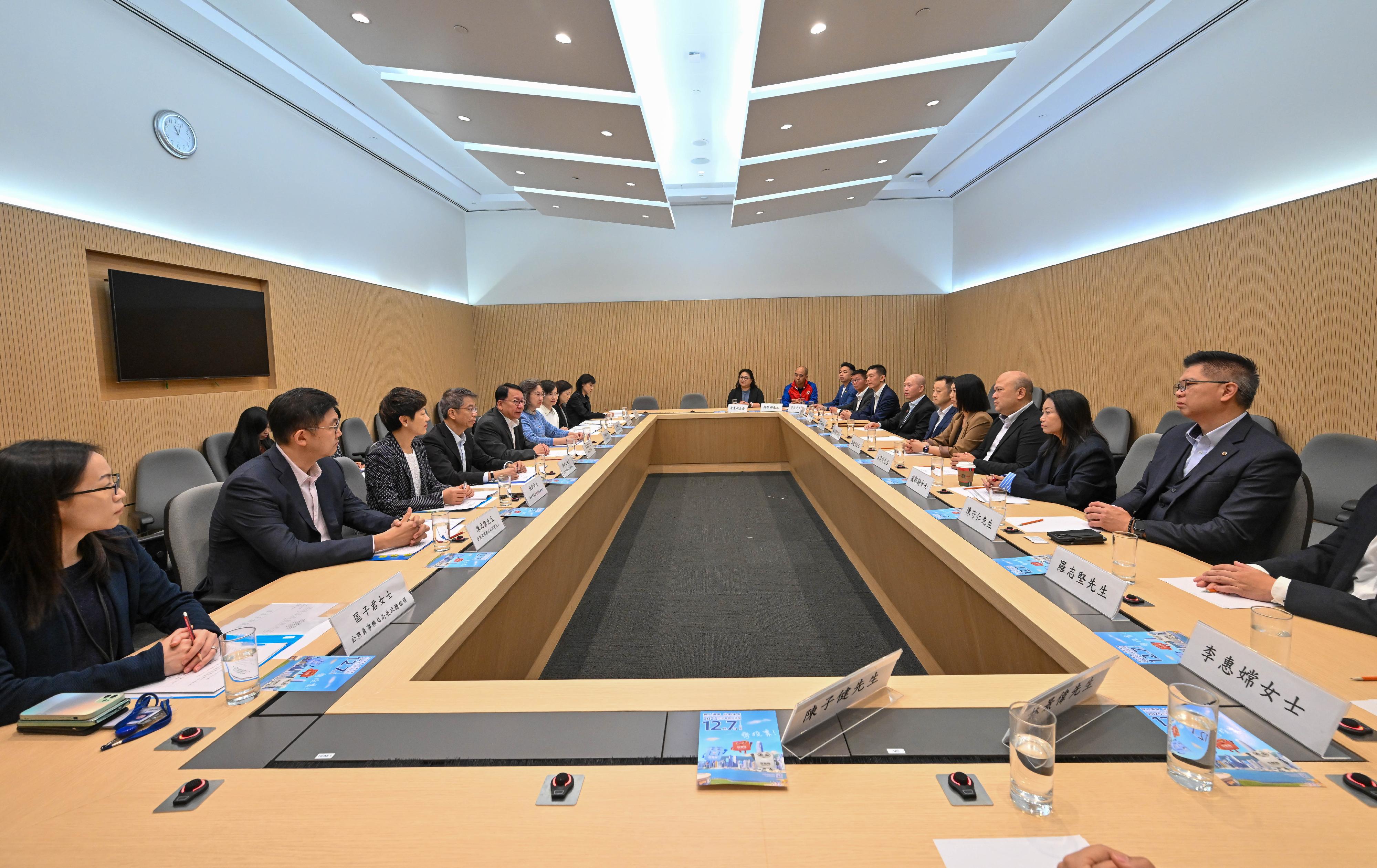 政務司司長陳國基(左五)、公務員事務局局長楊何蓓茵(左六)和公務員事務局常任秘書長梁卓文(左四)今日(十一月十二日)與四個公務員中央評議會職方代表和四個主要跨部門公務員團體代表會面,籌劃下一步推動公務員踴躍支持十二月七日立法會選舉投票的工作。