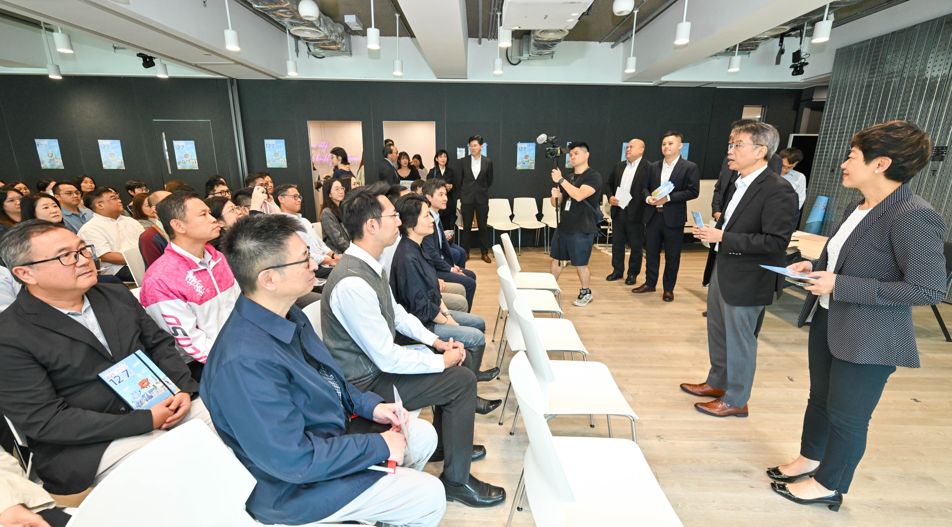 政務司司長陳國基和公務員事務局局長楊何蓓茵今日(十一月十二日)聯同公務員事務局高層人員,與四個公務員中央評議會職方代表和四個主要跨部門公務員團體代表,一起到金鐘道政府合署多個樓層,呼籲不同部門的同事在立法會選舉齊投票。公務員事務局常任秘書長梁卓文(右二)和公務員事務局副秘書長張誼(右一)一行到訪建築署,向正進行會議的約80名建築署員工傳達公務員齊投票的信息,並呼籲他們帶同家人一起投票。