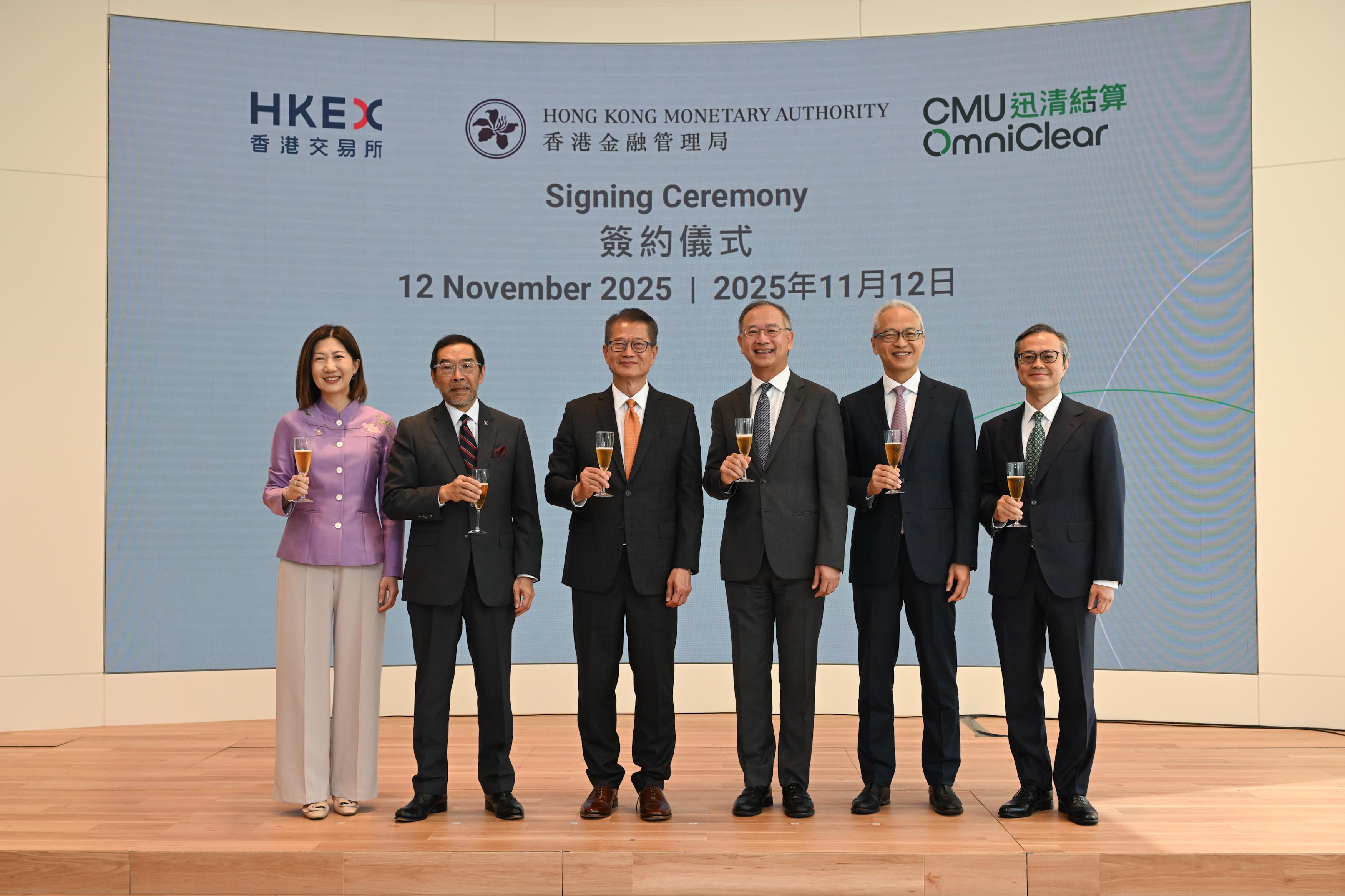 財政司司長陳茂波今日（十一月十二日）出席香港金融管理局（金管局）、香港交易及結算所有限公司（香港交易所）及迅清結算控股有限公司（迅清結算控股）簽約儀式。圖示（左起）香港交易所集團行政總裁陳翊庭、香港交易所主席唐家成、陳茂波、金管局總裁及迅清結算控股主席余偉文、金管局副總裁及迅清結算控股副主席李達志和迅清結算控股集團行政總裁陳達強在活動祝酒。