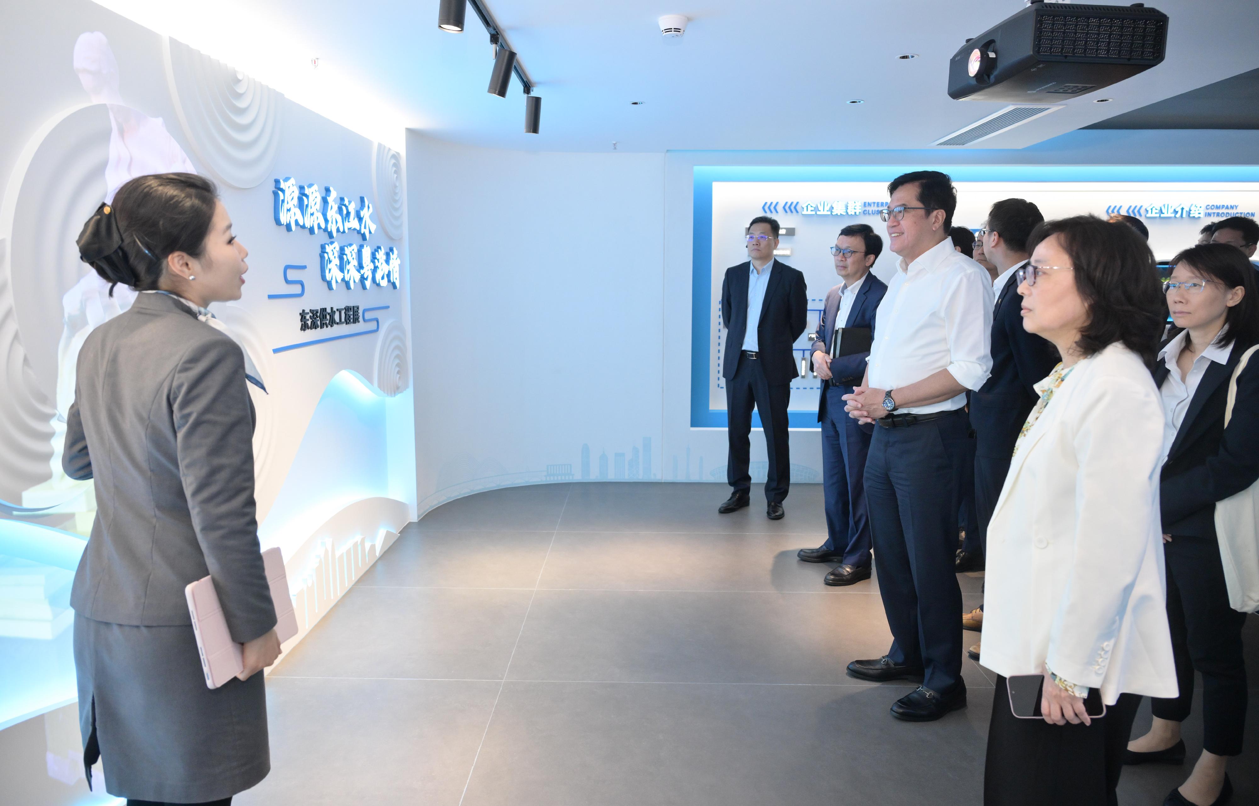 The Deputy Financial Secretary, Mr Michael Wong, and Vice Mayor of the Shenzhen Municipal People's Government Mr Tao Yongxin, leading delegations of the governments of the Hong Kong Special Administrative Region (HKSAR) and Shenzhen respectively, held a meeting of the Task Force for Collaboration on the Northern Metropolis Development Strategy in Shenzhen today (November 12). Photo shows Mr Wong (second right) and the HKSAR delegation visiting the exhibition hall of Guangdong Yuehai Water Co Ltd, reviewing the 60-year history and development of Dongjiang water supply to Hong Kong. Looking on are the Secretary for Development, Ms Bernadette Linn (first right), and the Under Secretary for Transport and Logistics, Mr Liu Chun-san (third right).