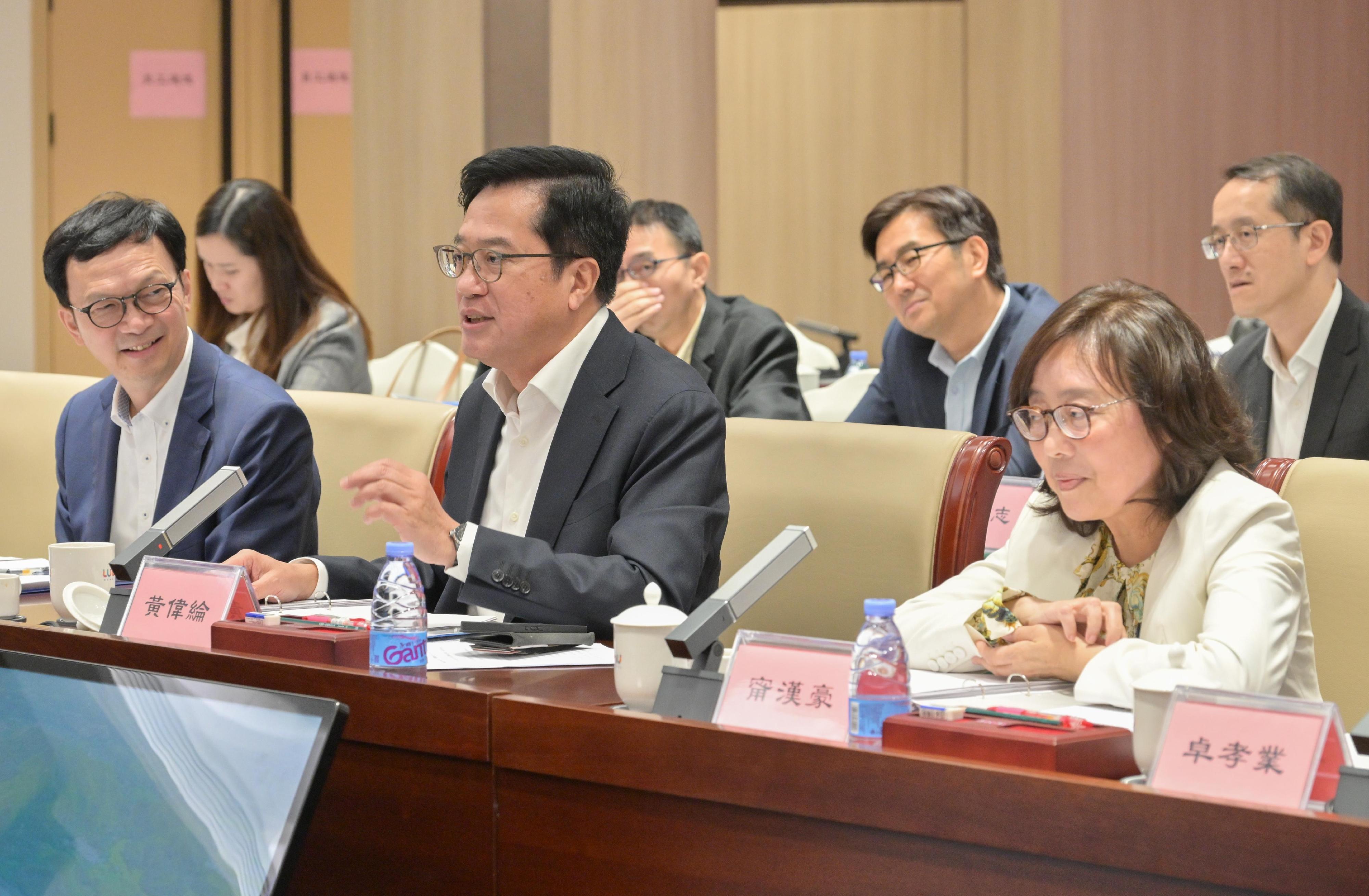 The Deputy Financial Secretary, Mr Michael Wong, and Vice Mayor of the Shenzhen Municipal People's Government Mr Tao Yongxin, leading delegations of the governments of the Hong Kong Special Administrative Region and Shenzhen respectively, held a meeting of the Task Force for Collaboration on the Northern Metropolis Development Strategy in Shenzhen today (November 12). Photo shows Mr Wong (centre) delivering his opening remarks at the meeting. Looking on are the Secretary for Development, Ms Bernadette Linn (right), and the Under Secretary for Transport and Logistics, Mr Liu Chun-san (left).
