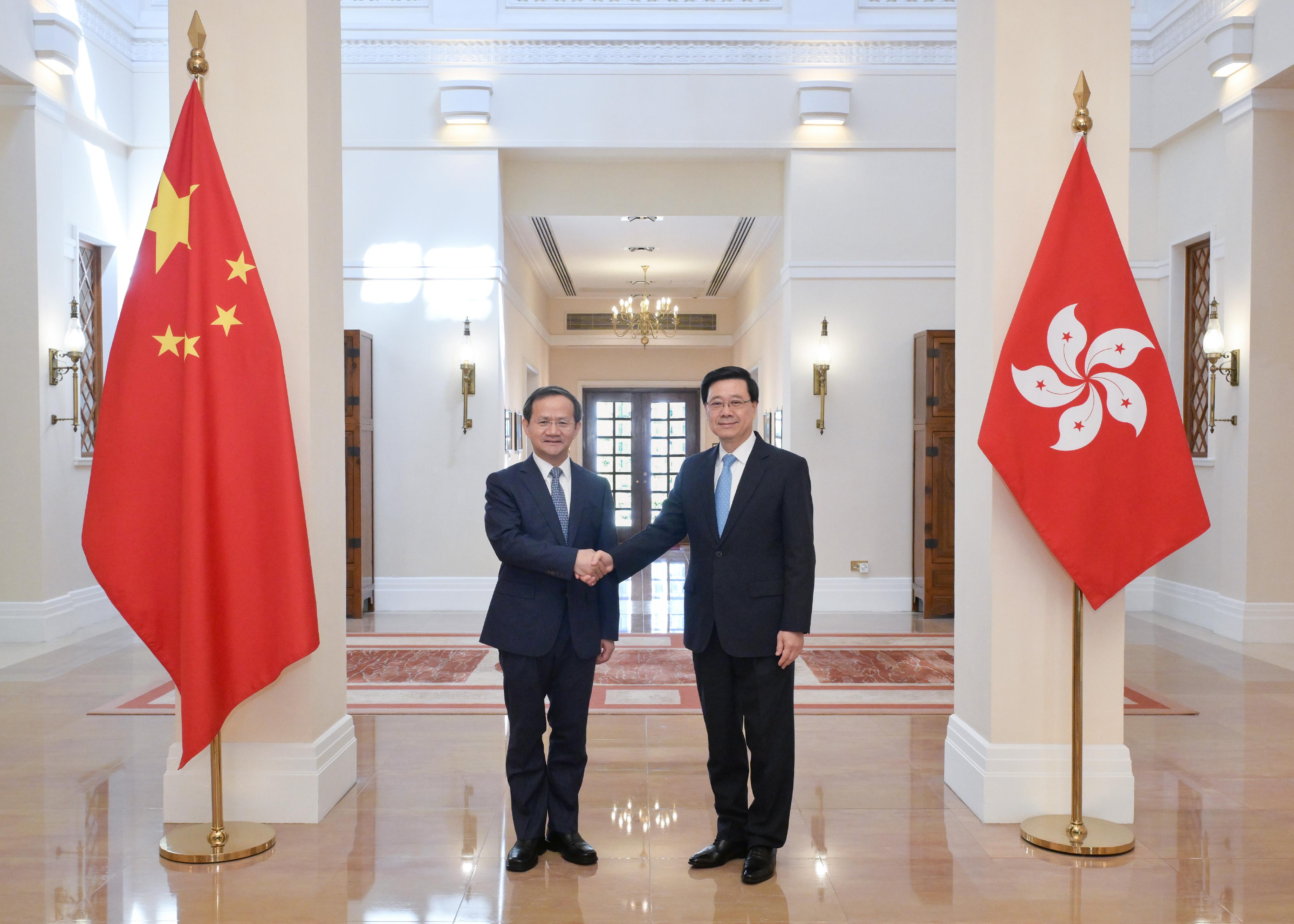 行政長官李家超（右）今日（十一月十二日）在禮賓府與北京市市長殷勇（左）會面。