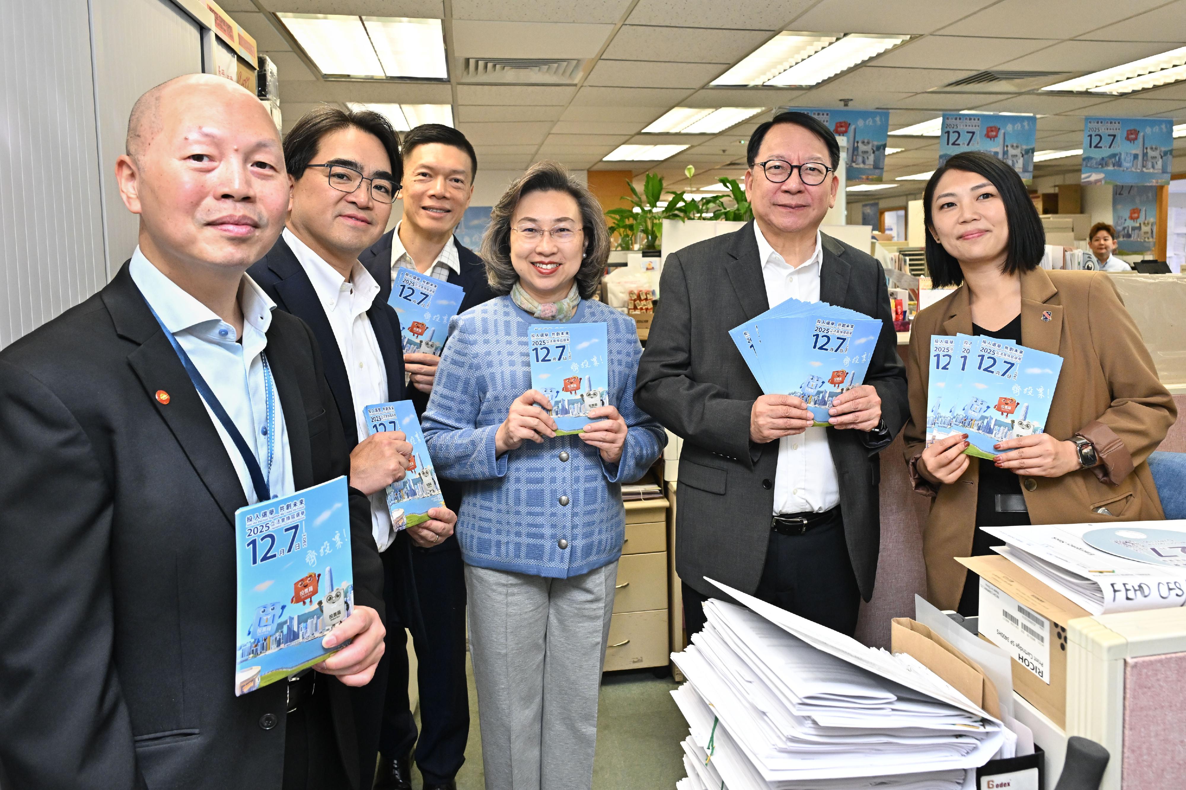 The Chief Secretary for Administration, Mr Chan Kwok-ki, and the Secretary for the Civil Service, Mrs Ingrid Yeung, together with staff-side representatives from the four civil service central consultative councils and representatives from the four major service-wide staff unions, jointly visited multiple floors of the Queensway Government Offices today (November 12) to urge colleagues from various departments to vote together in the Legislative Council General Election. Photo shows Mr Chan (second right); Mrs Yeung (third right); and the Director of Food and Environmental Hygiene, Mr Donald Ng (second left), with representatives of civil service groups at the workplace of the Food and Environmental Hygiene Department.
