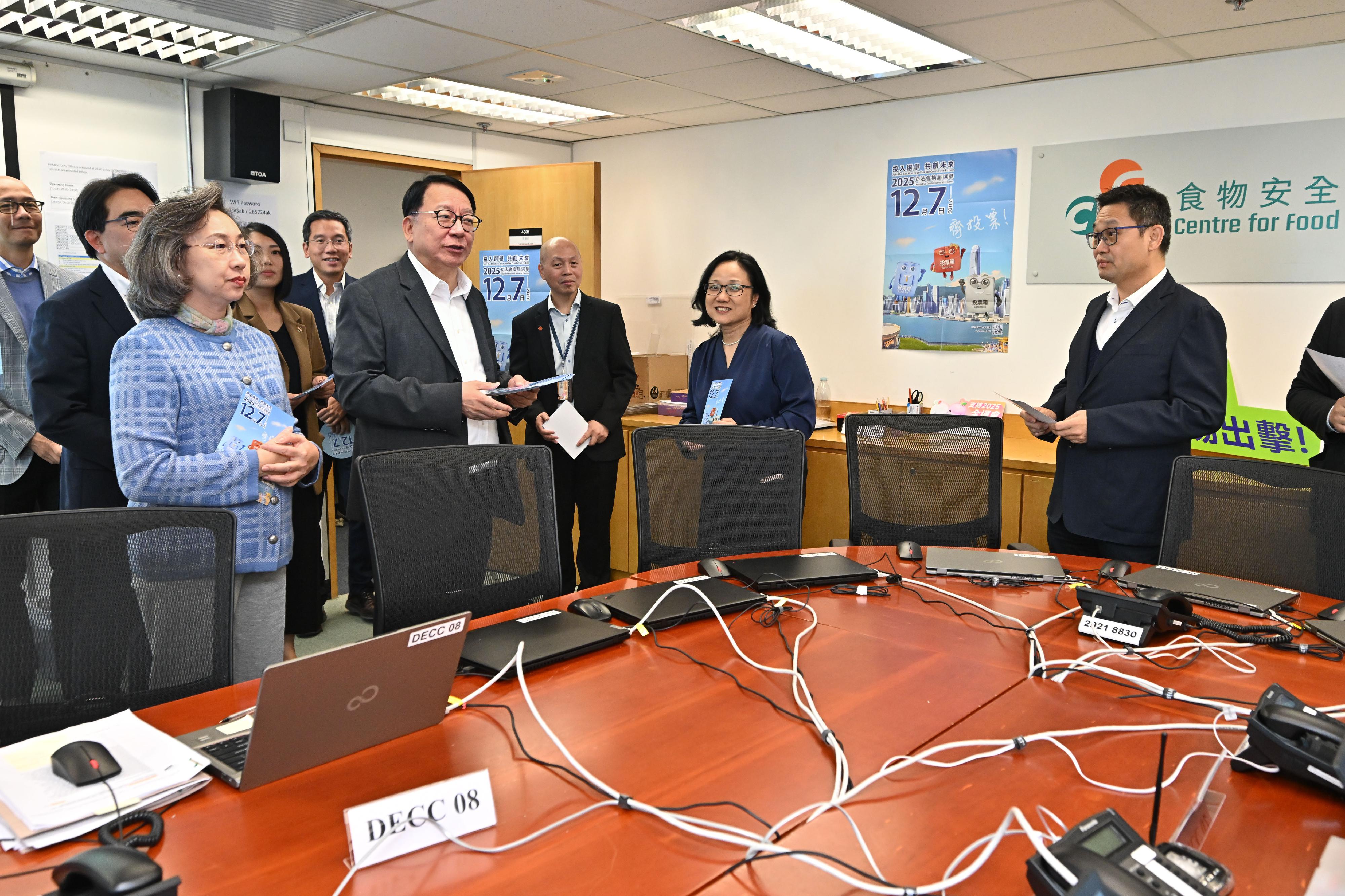 The Chief Secretary for Administration, Mr Chan Kwok-ki, and the Secretary for the Civil Service, Mrs Ingrid Yeung, together with staff-side representatives from the four civil service central consultative councils and representatives from the four major service-wide staff unions, jointly visited multiple floors of the Queensway Government Offices today (November 12) to urge colleagues from various departments to vote together in the Legislative Council (LegCo) Election. Photo shows Mr Chan (second left) and Mrs Yeung (first left) reminding colleagues at the workplace of the Food and Environmental Hygiene Department to vote with their families in the LegCo Election on December 7.