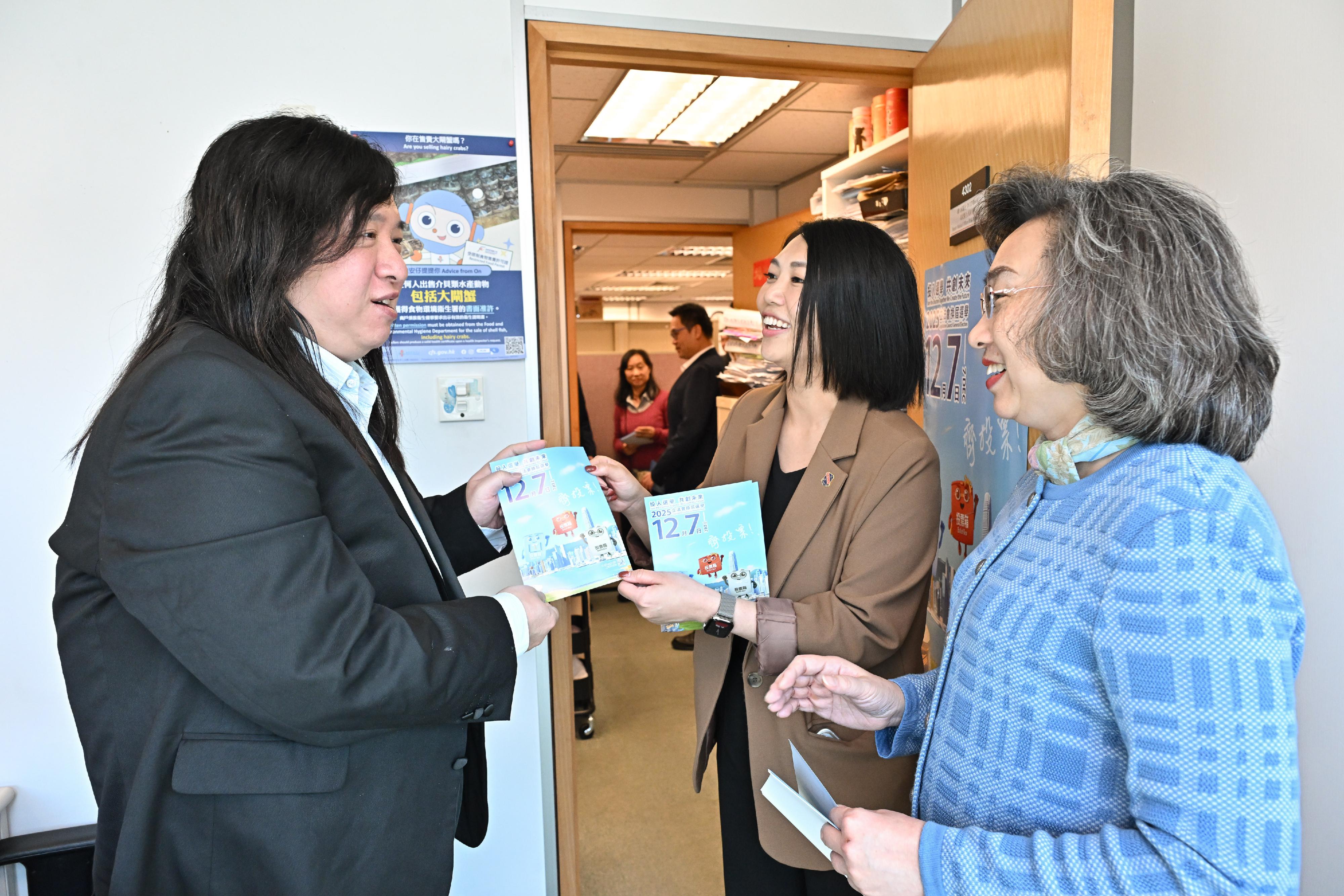 The Chief Secretary for Administration, Mr Chan Kwok-ki, and the Secretary for the Civil Service, Mrs Ingrid Yeung, together with staff-side representatives from the four civil service central consultative councils and representatives from the four major service-wide staff unions, jointly visited multiple floors of the Queensway Government Offices today (November 12) to urge colleagues from various departments to vote together in the Legislative Council (LegCo) Election. Photo shows Mrs Yeung (right) and a civil service staff union staff-side representative distributing leaflets to a civil servant at the workplace of the Food and Environmental Hygiene Department to remind her to vote with her family in the LegCo Election on December 7.